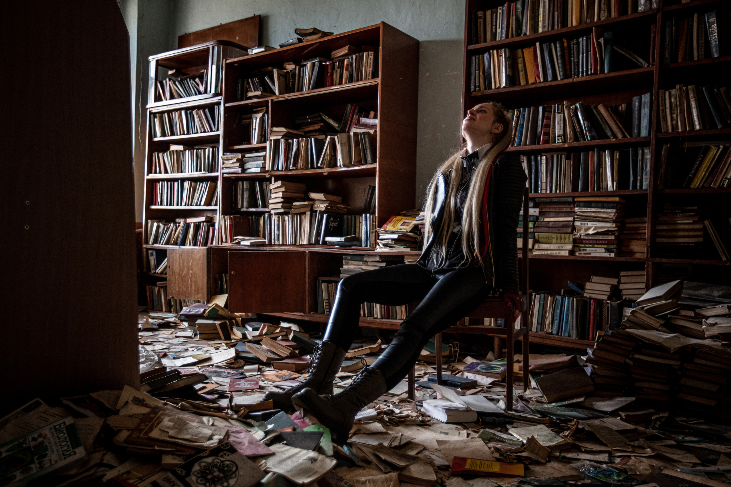 Рокерша в заброшенной библиотеке. Стильная фотосессия Владивосток