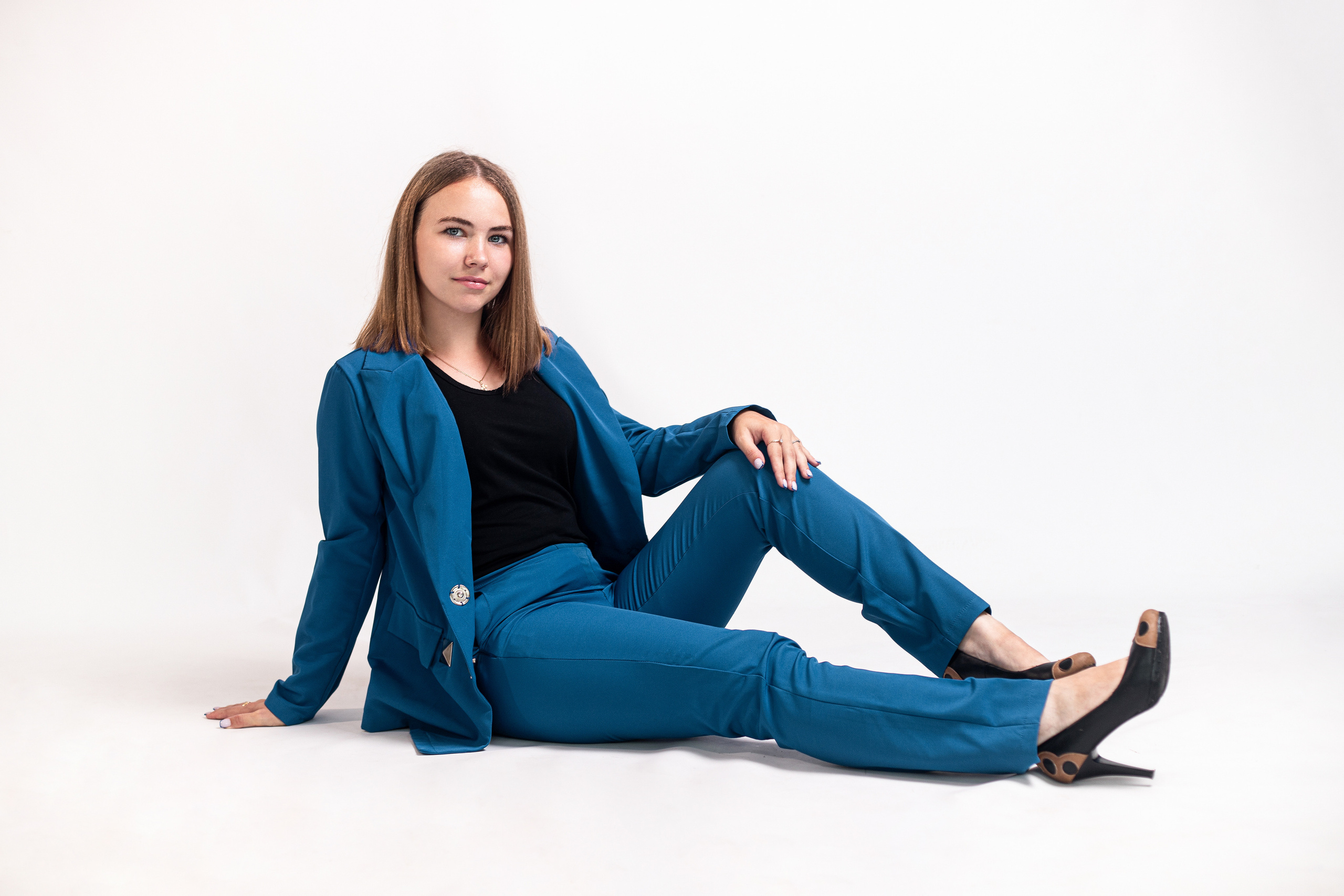 Строгая фотография в синем костюме девушка. Спасск-Дальний