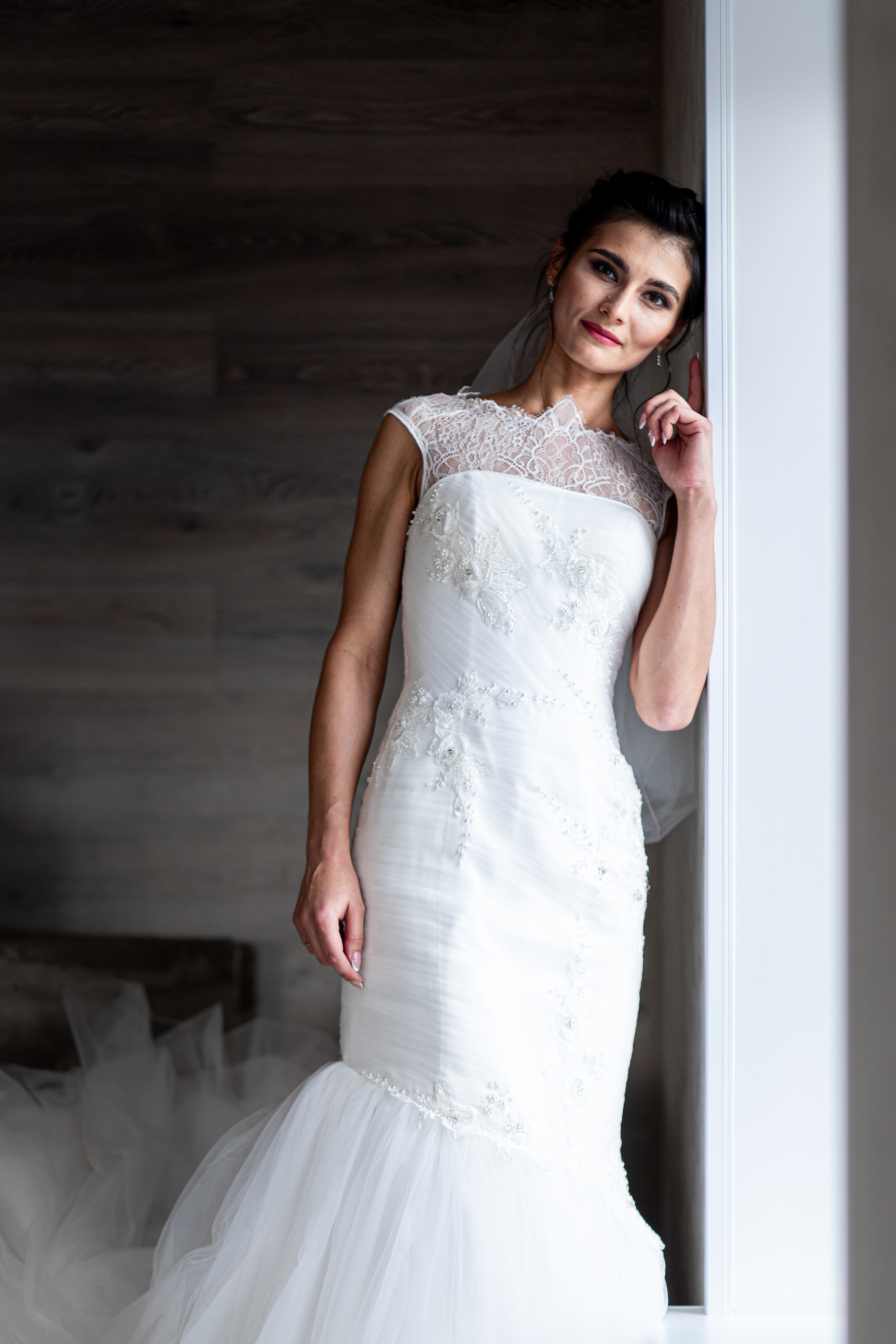 Высокая стройная невеста на лестнице сборы невесты во Владивосток свадебная фотография