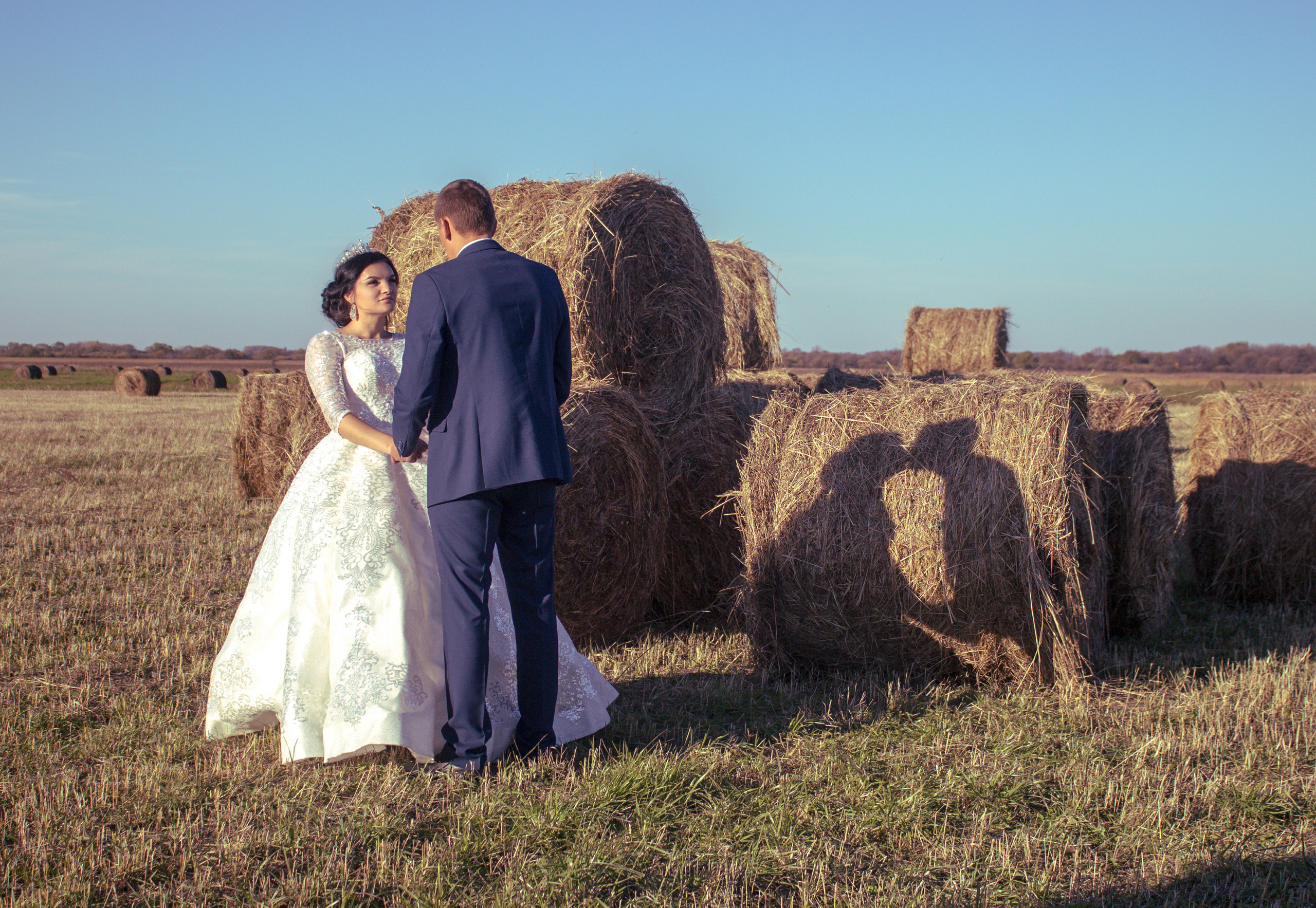 В поле на фоне тюков молодожёны Спасск-Дальний