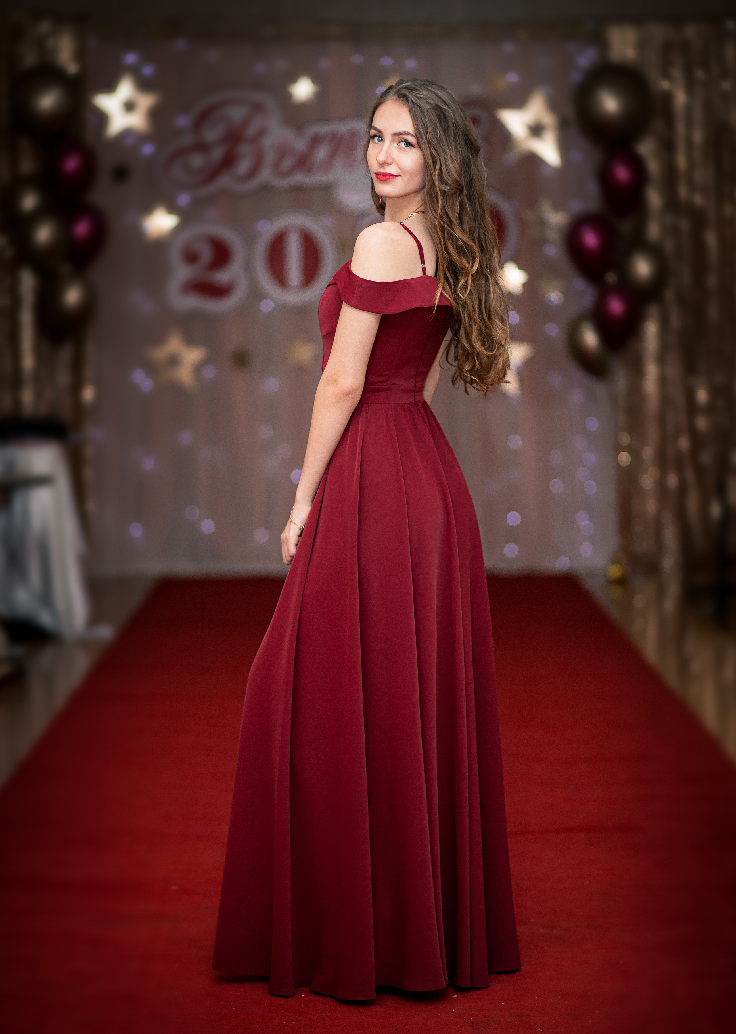 Школьная фотография на красной дорожке в красном платье. Владивосток