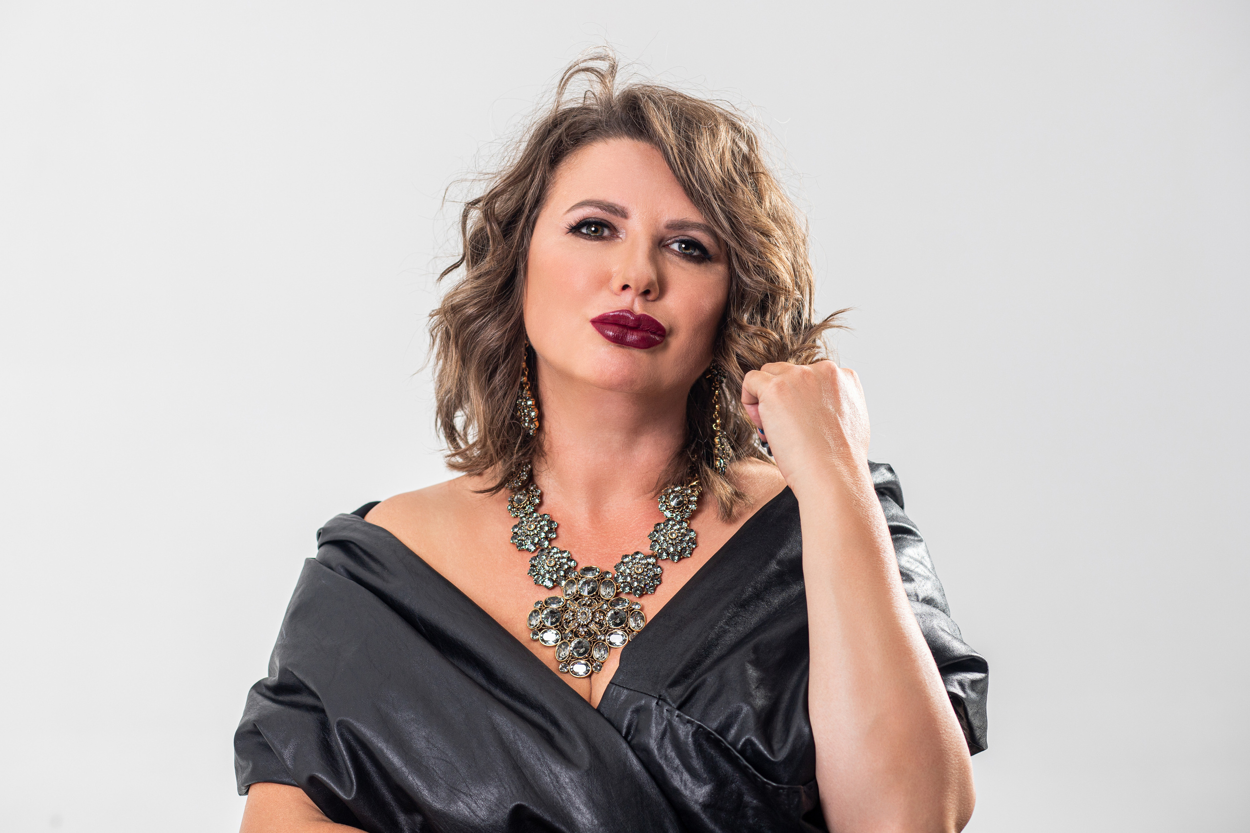 Женщина в дизайнерском шарфе. Фотосессия во Владивостоке