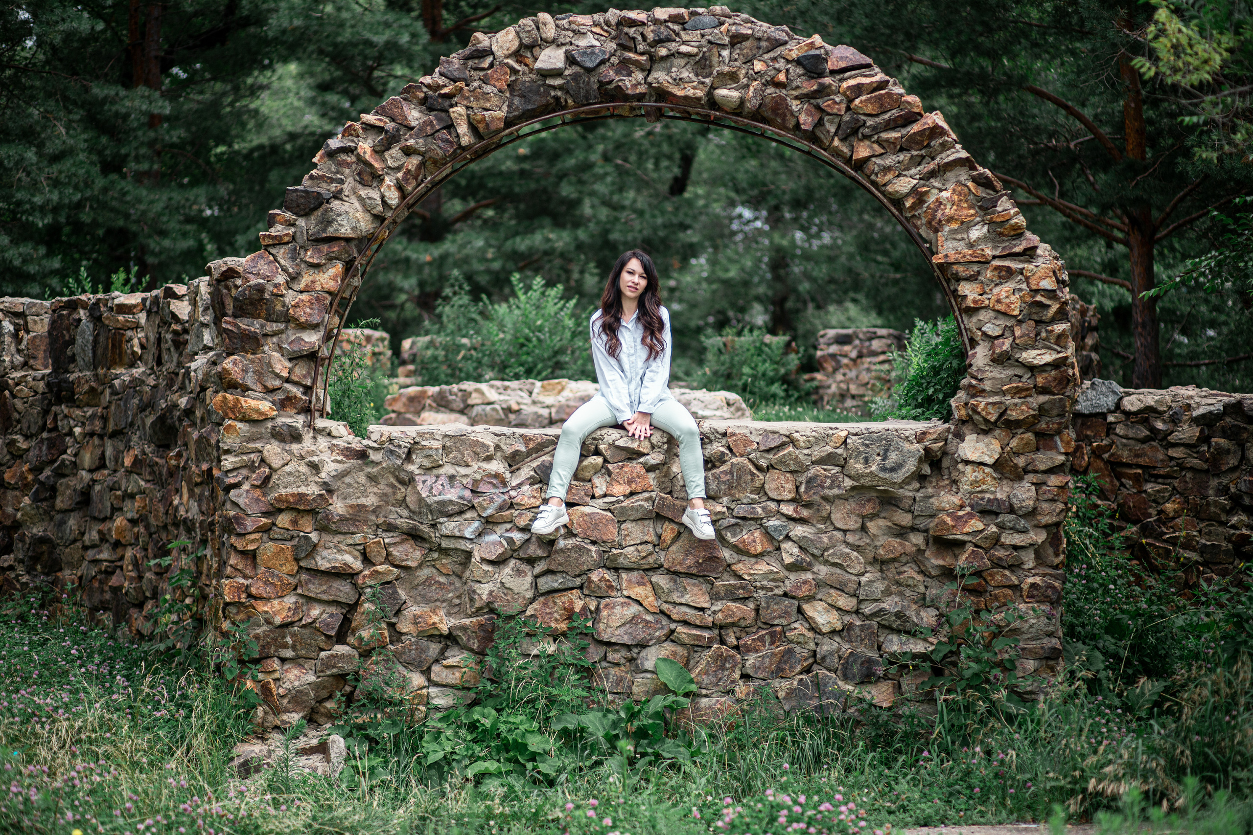 Девушка в белой мужской рубашке. Фотопрогулка на улице. Арсеньев