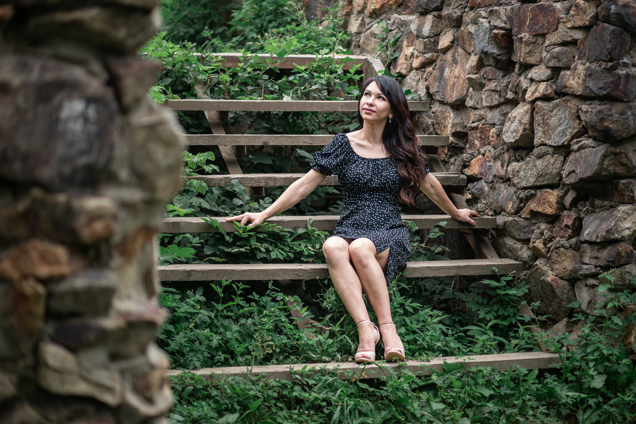 Девушка в тёмном летнем платье на деревянной лестнице. Фотосессия Арсеньев