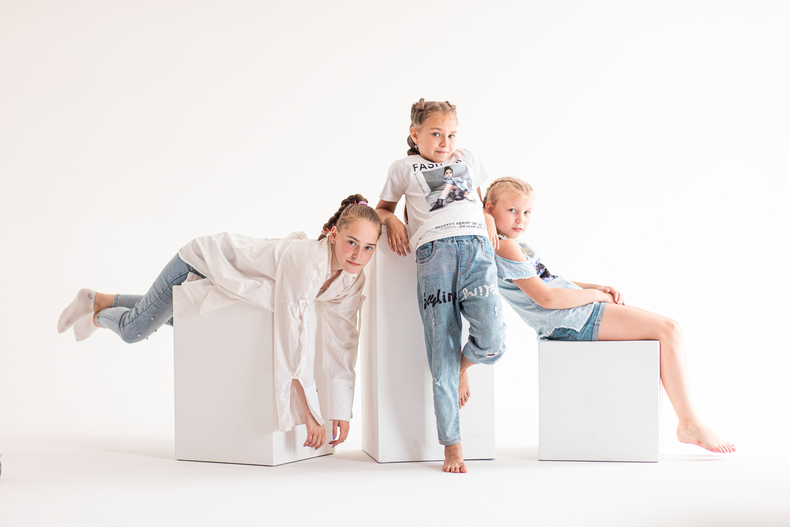 Дети на белых кубиках на циклораме в фотостудии во Владивостоке