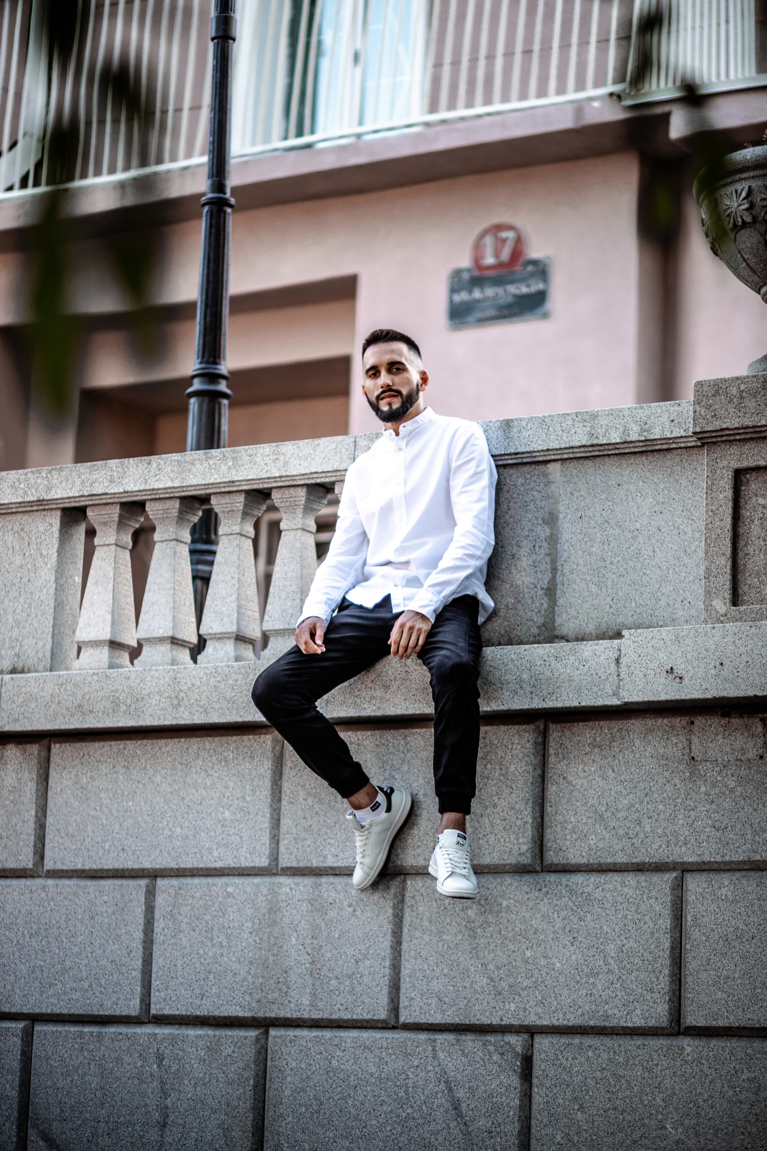 Модная мужская фотография серая лошадь владивосток сидит парень на фоне здания