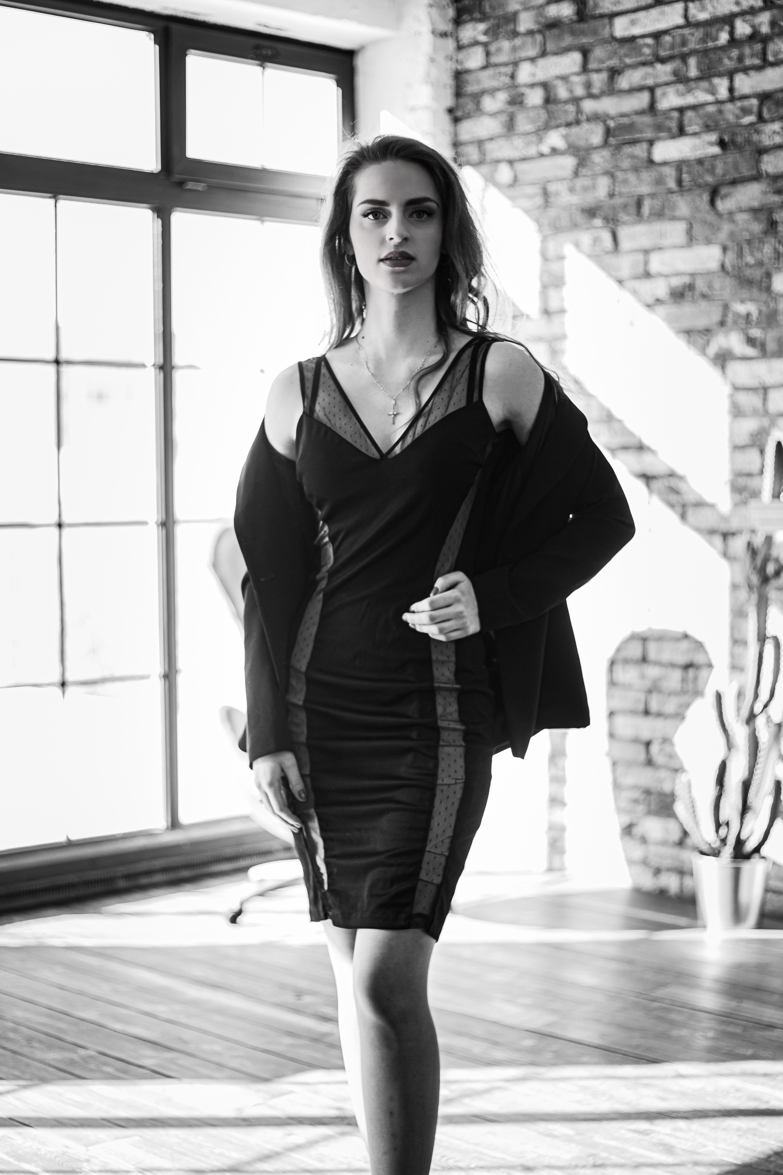 Утончённая модель в черном коротком платье в студии лофт в чб чёрно-белая фотография во Владивостоке