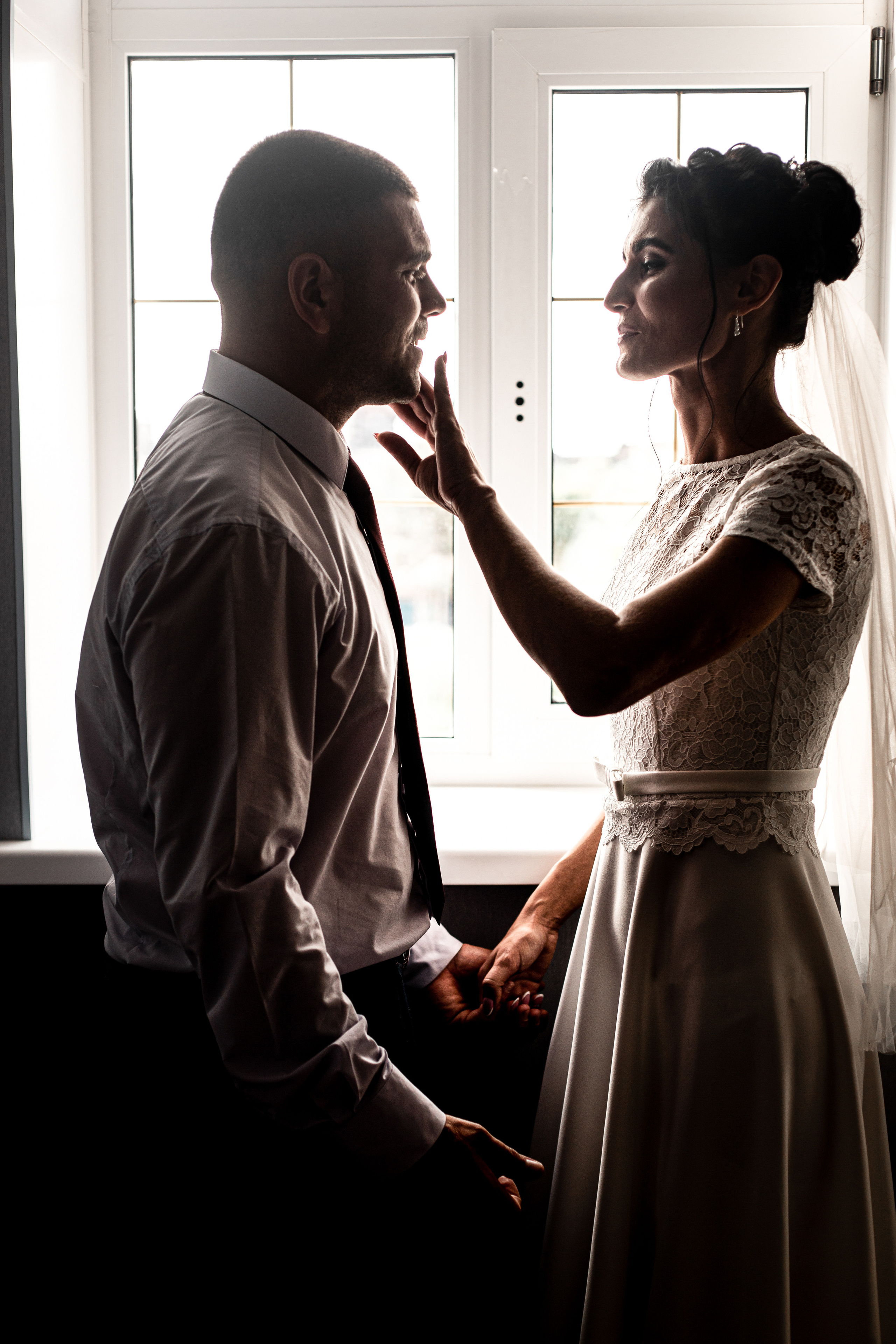 Муж и жена на фоне сборы молодожёнов фотосессия во Владивостоке