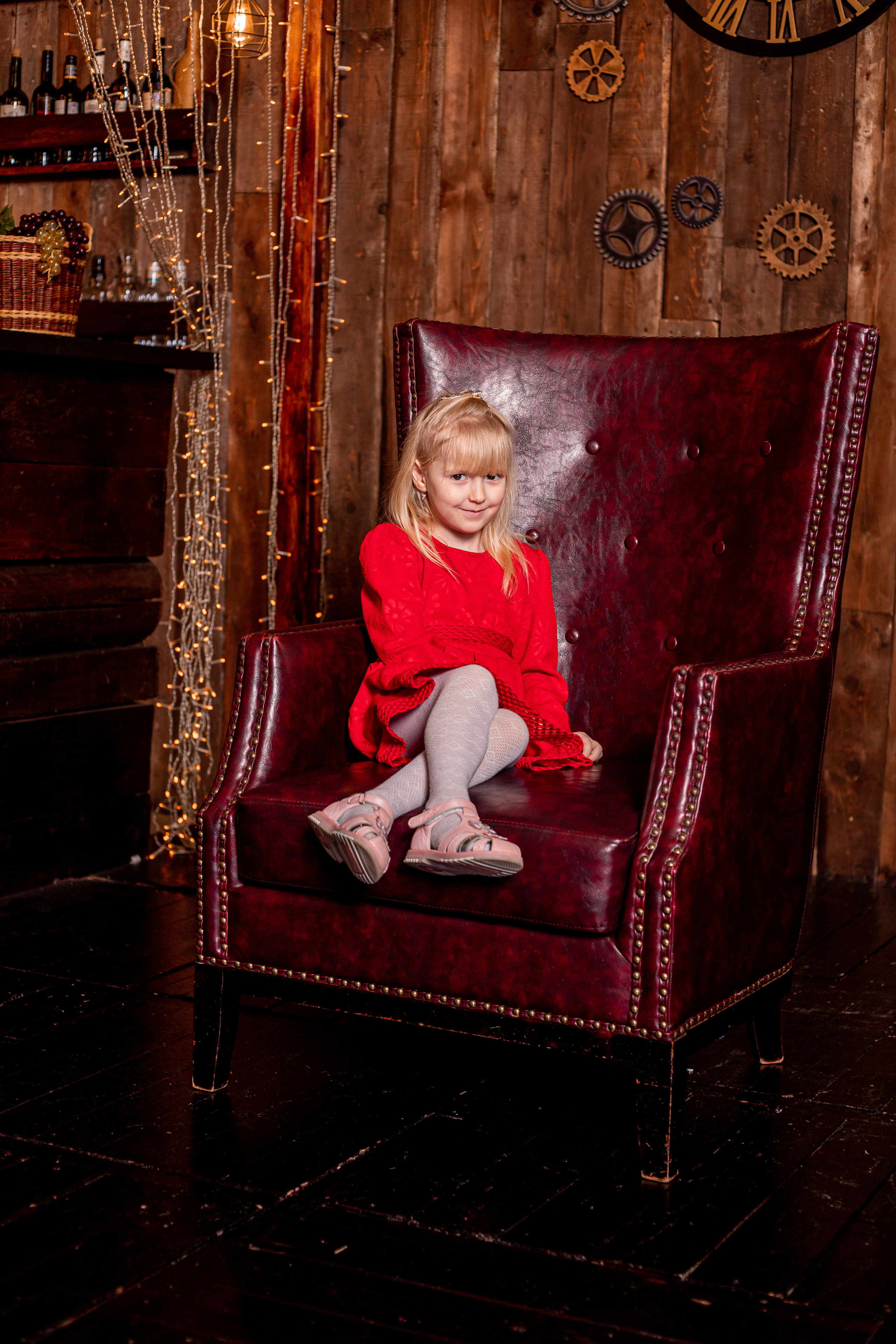 Ребёнок сидит на кожаном кресле, детская фотосессия в Уссурийске