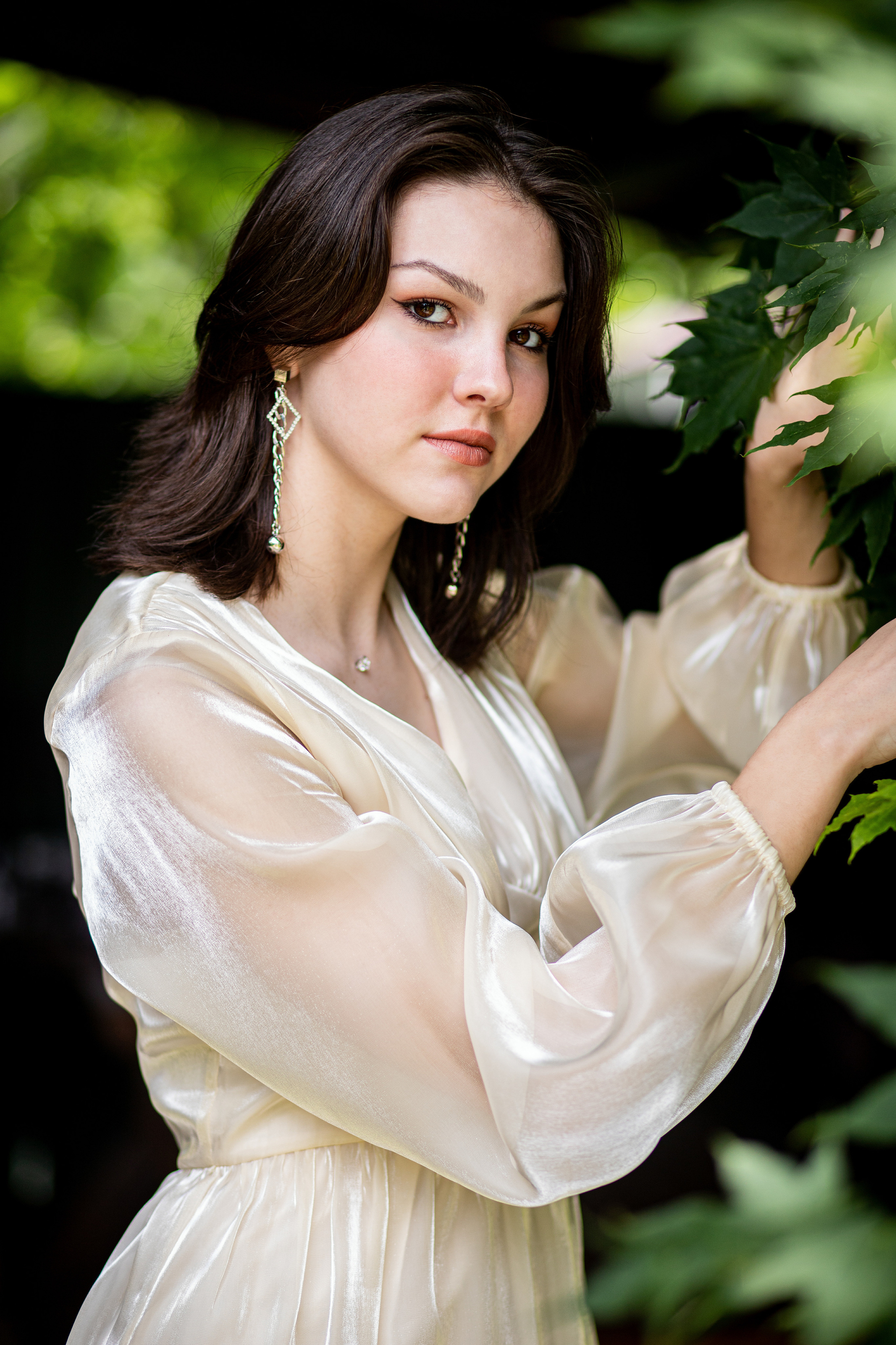 Школьная фотография девушка позирует в листве