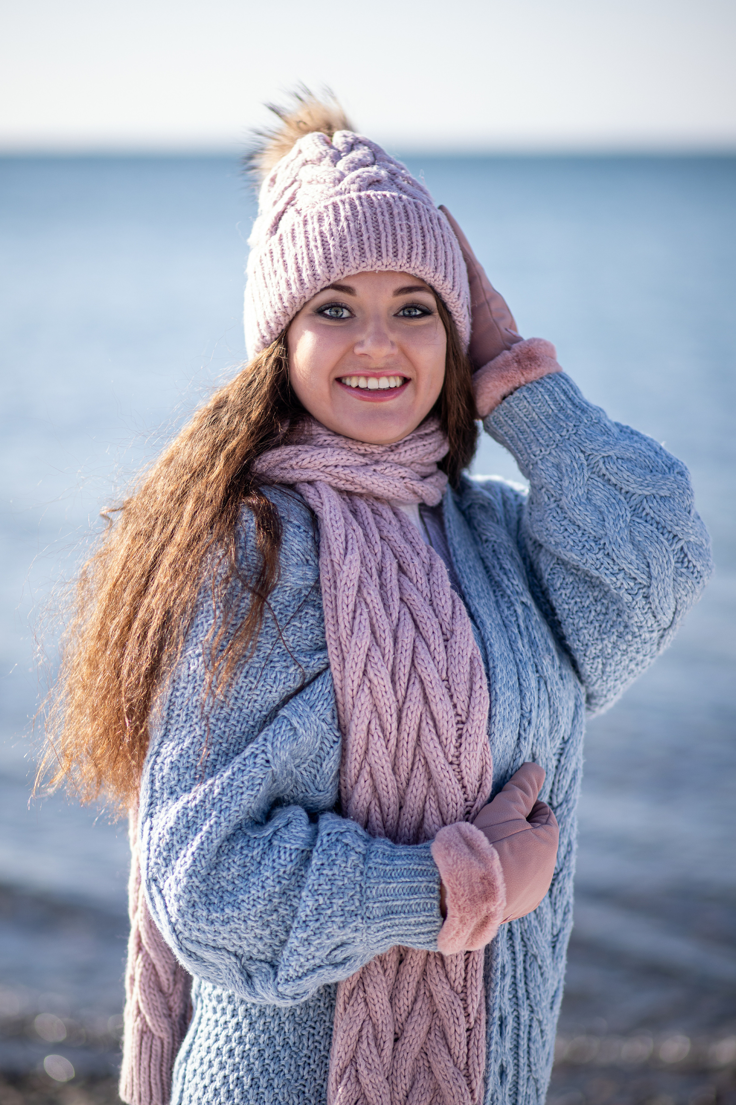 Жизнерадостная девушка на фоне форя зимой во Владивостоке