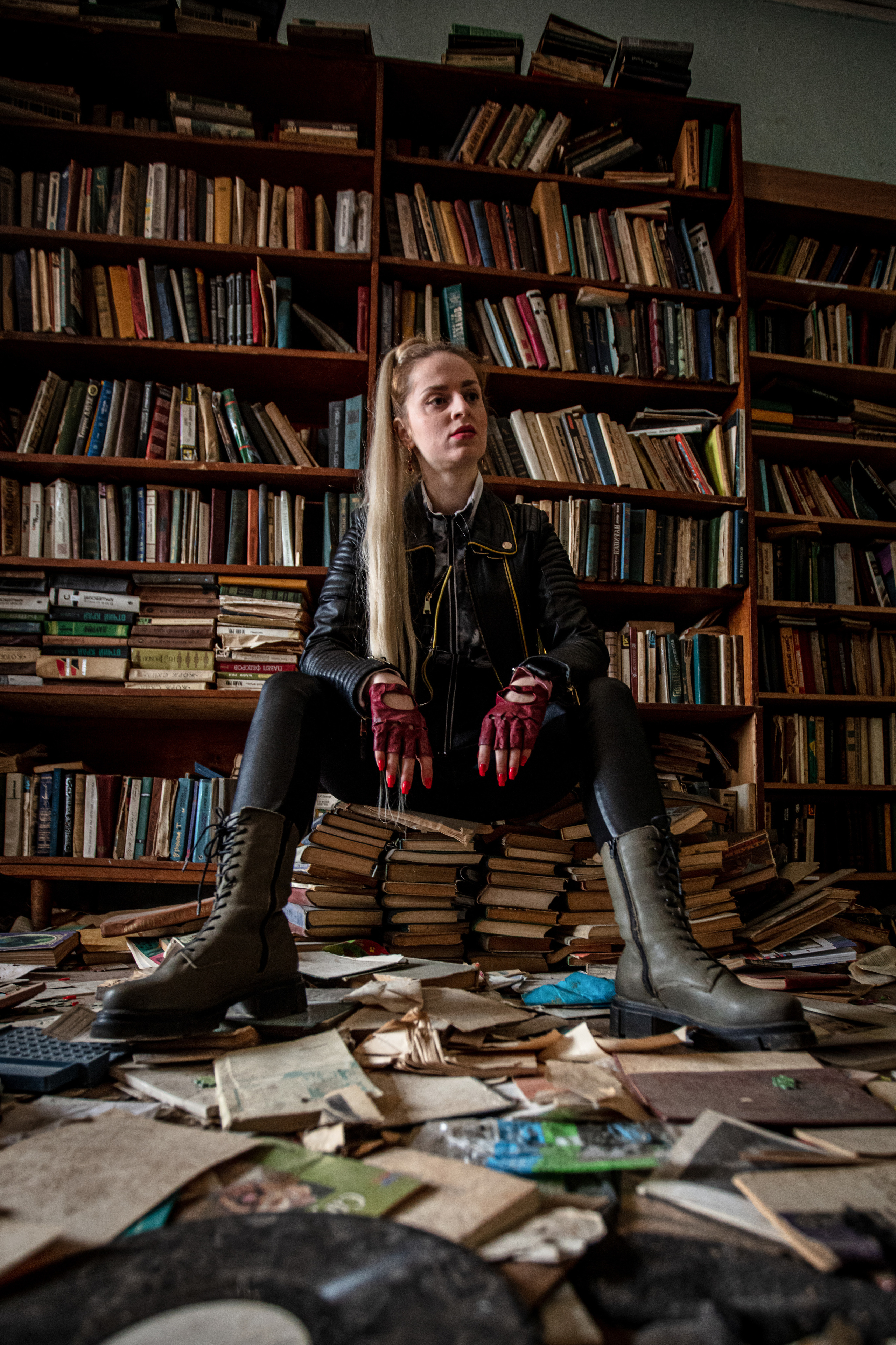Девушка рокерша сидит в заброшенной библиотеке. Фотограф Иван Тарасов