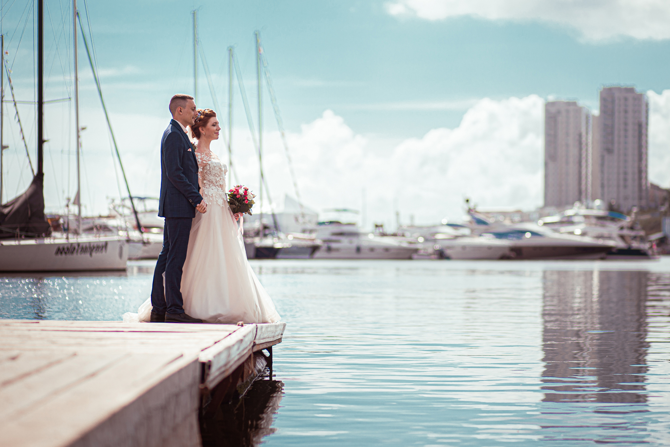 Пара на пирсе во Владивостоке семь футов. Свадебная фотография