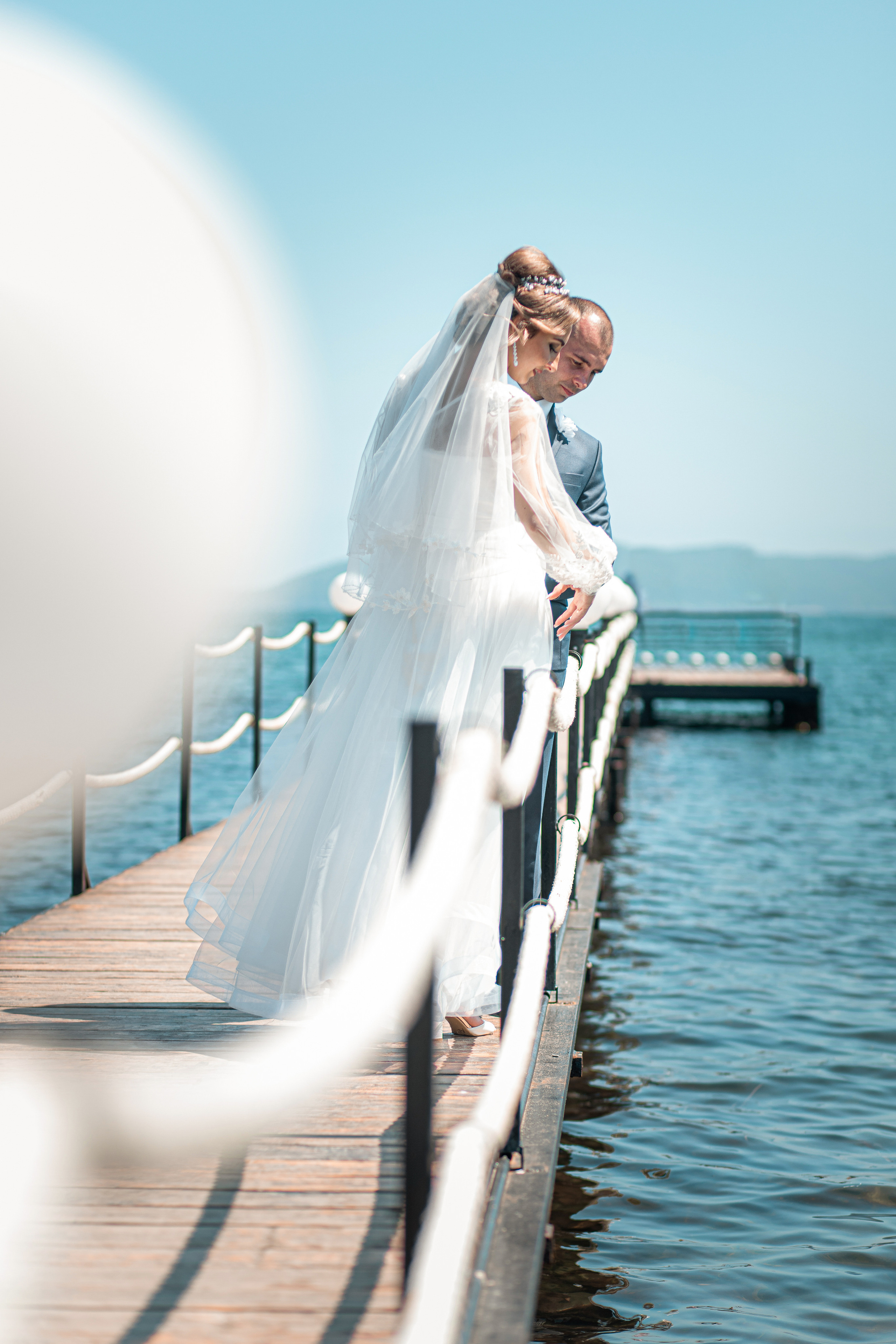 Молодожёны на пирсе во Находке свадебная фотосессия