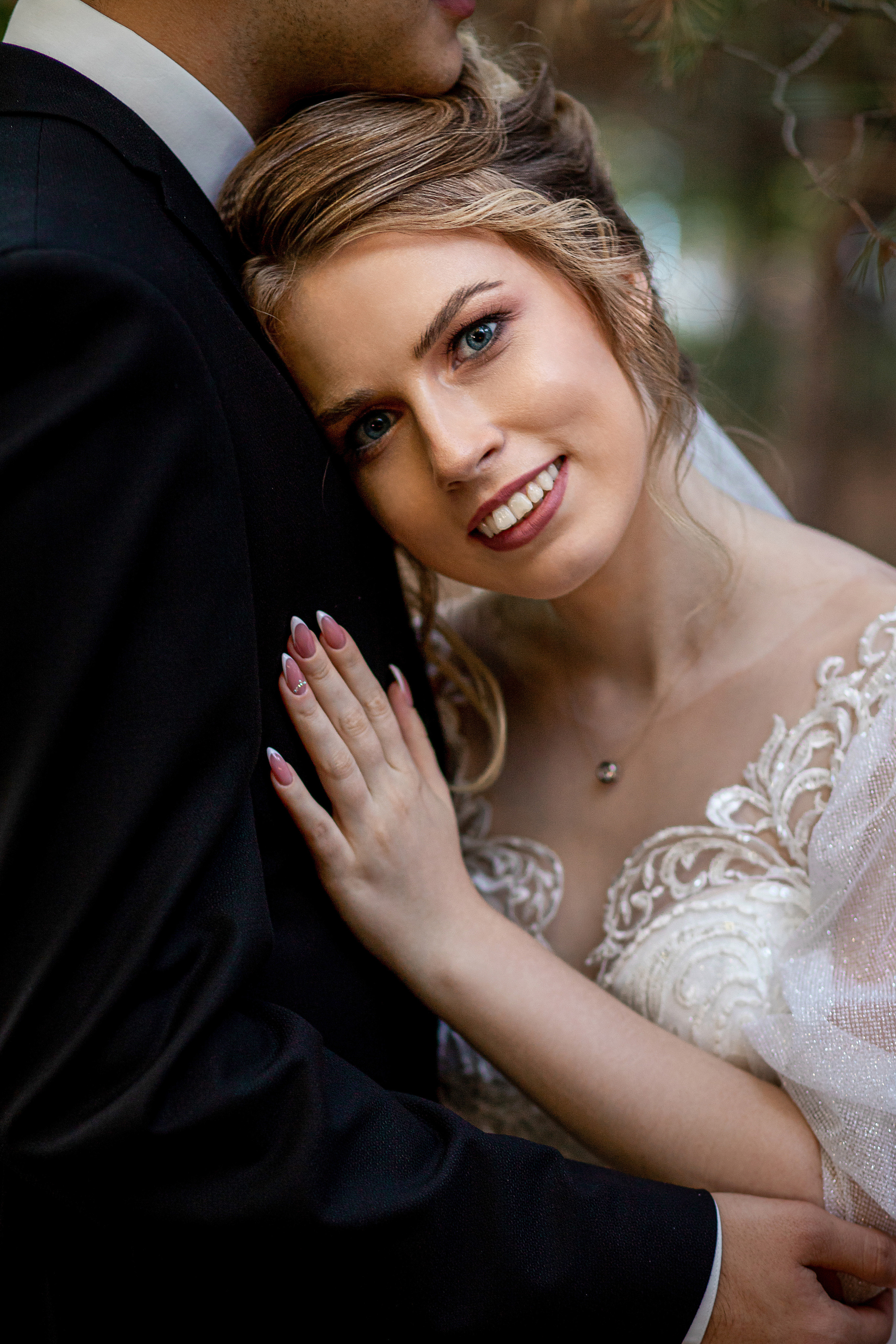 Невеста лежит на груди свадебная фотосессия во Владивостоке