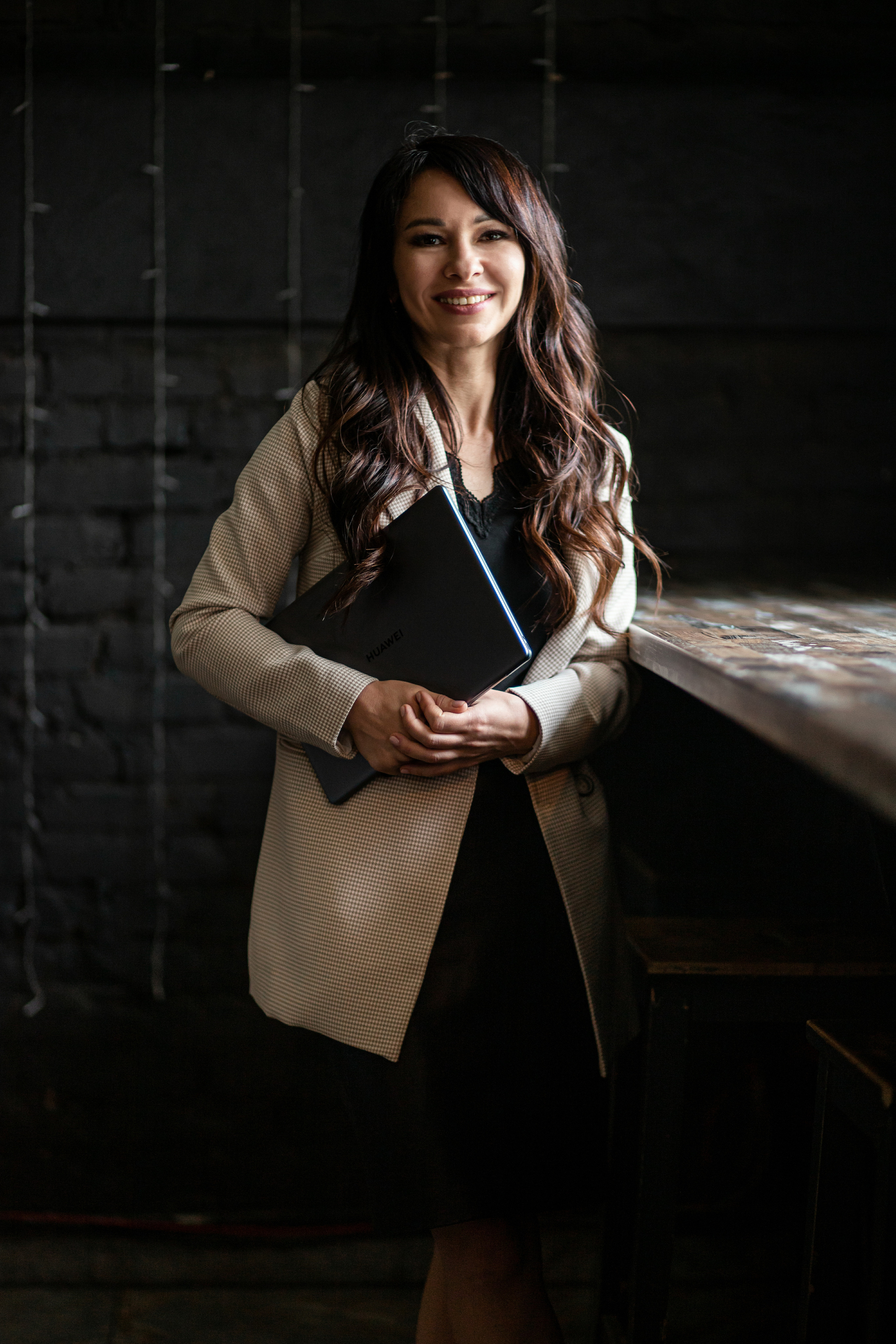 Девушка бизнес вумен под мышкой ноутбук. Бизнес фотосессия во Владивостоке