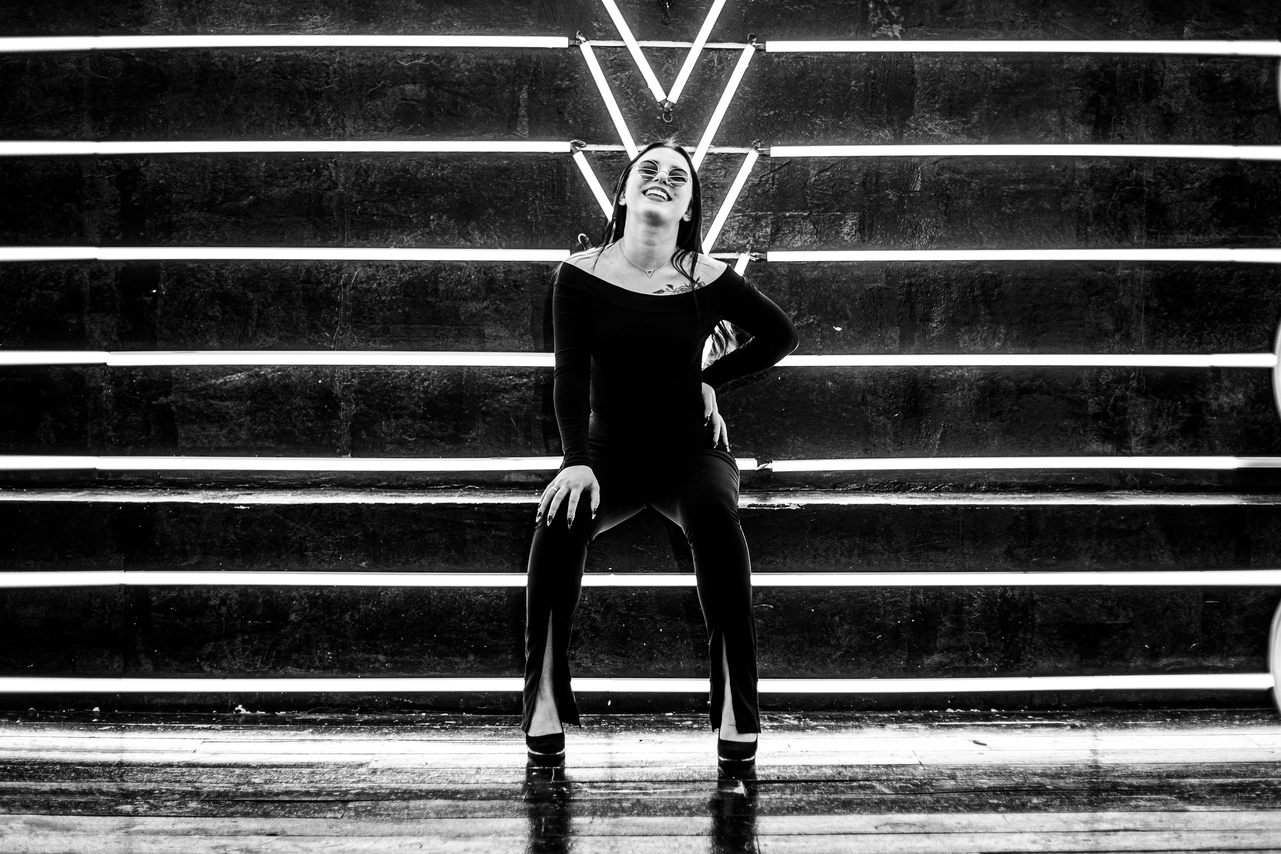 Модель сидит на выступе. Фотограф Иван Тарасов