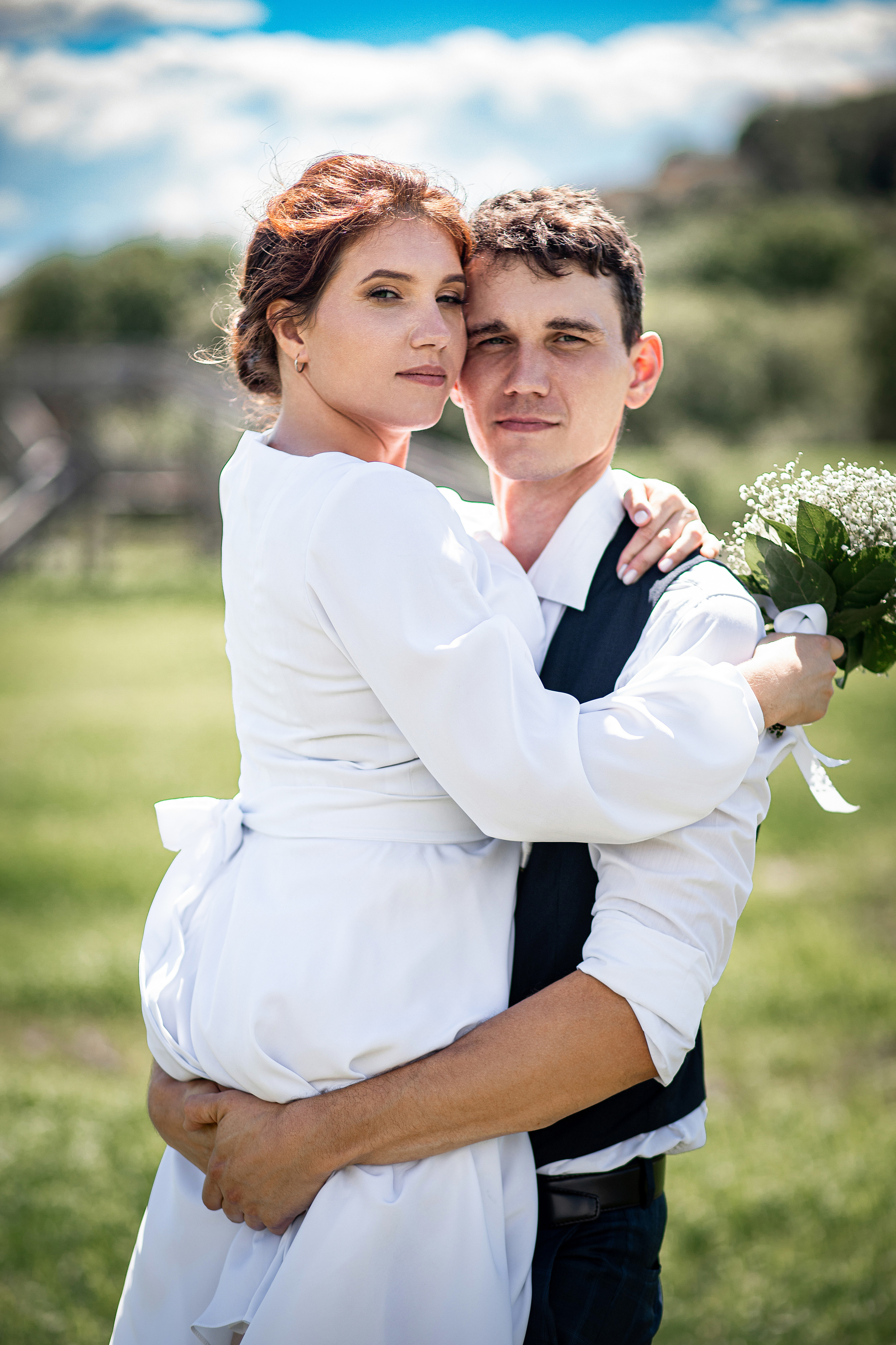 Молодая пара на фоне неба в Изумрудной долине свадебная фотосессия в Уссурийске