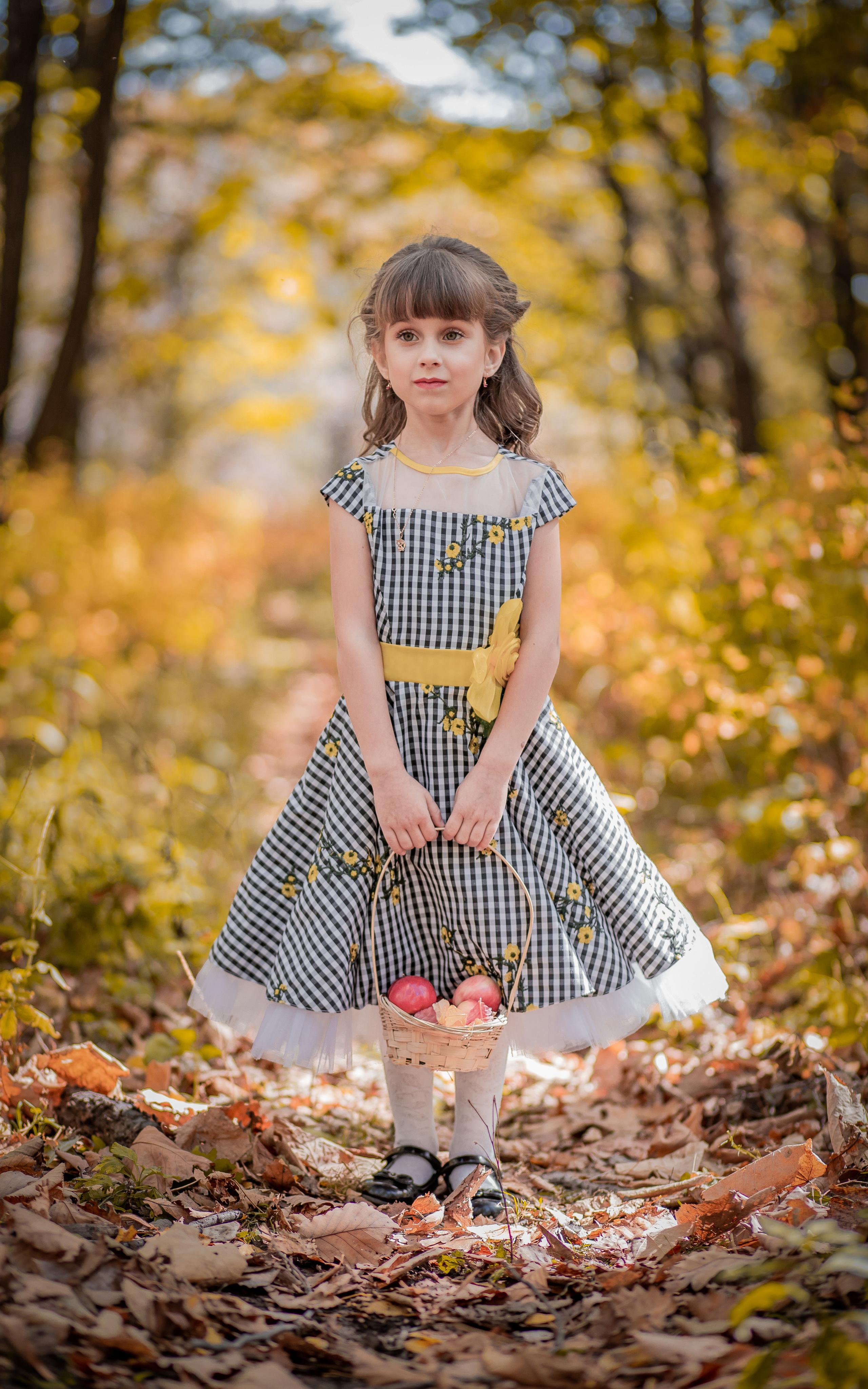 Милая девочка в клетчатом платье, школа моделей, детский фотограф во Владивостоке