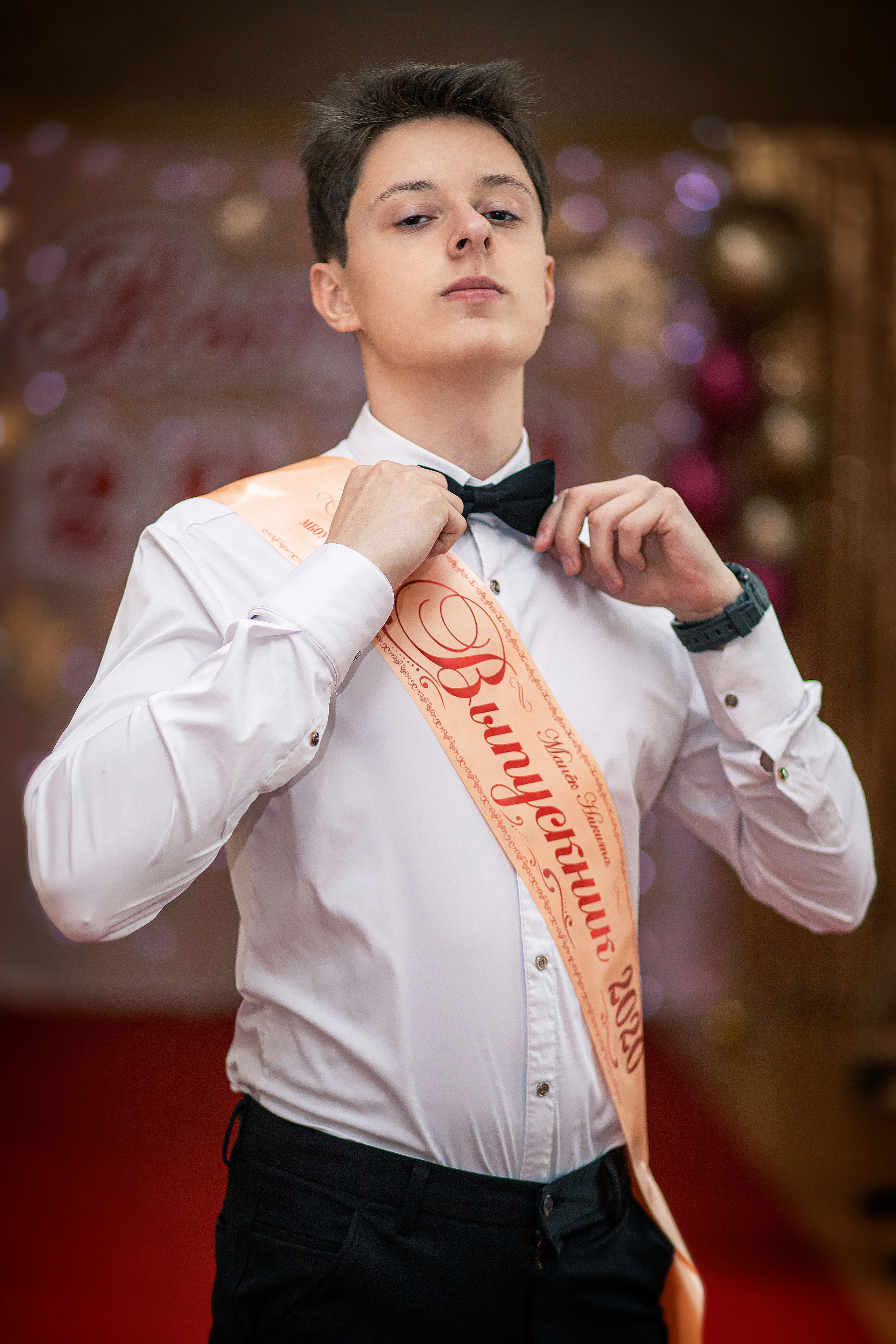 Школьная фотография выпускной на красной дорожке в бабочке. Владивосток