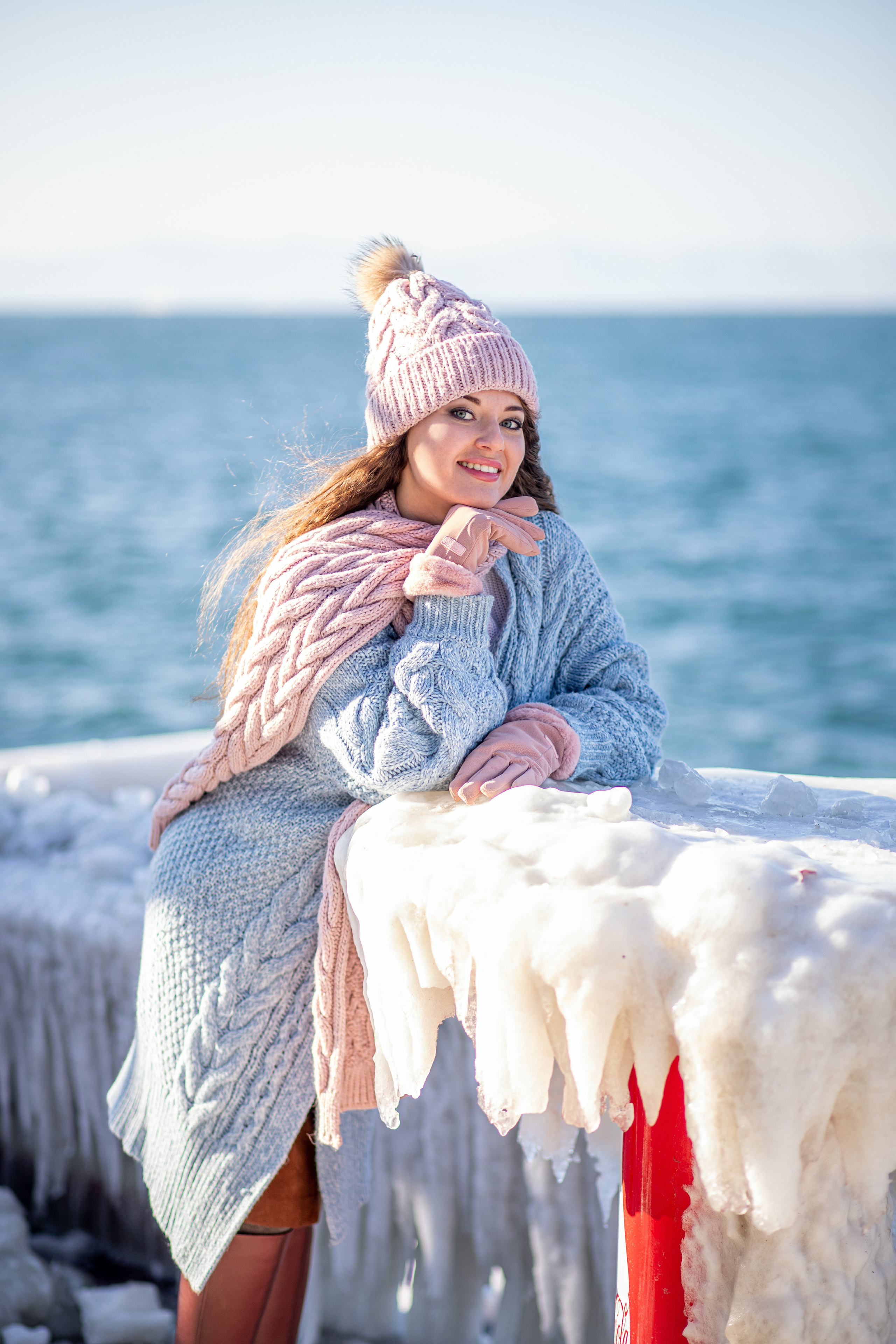 Жизнерадостная девушка в вязаной одежде. Зимняя портретная фотосессия, Владивосток