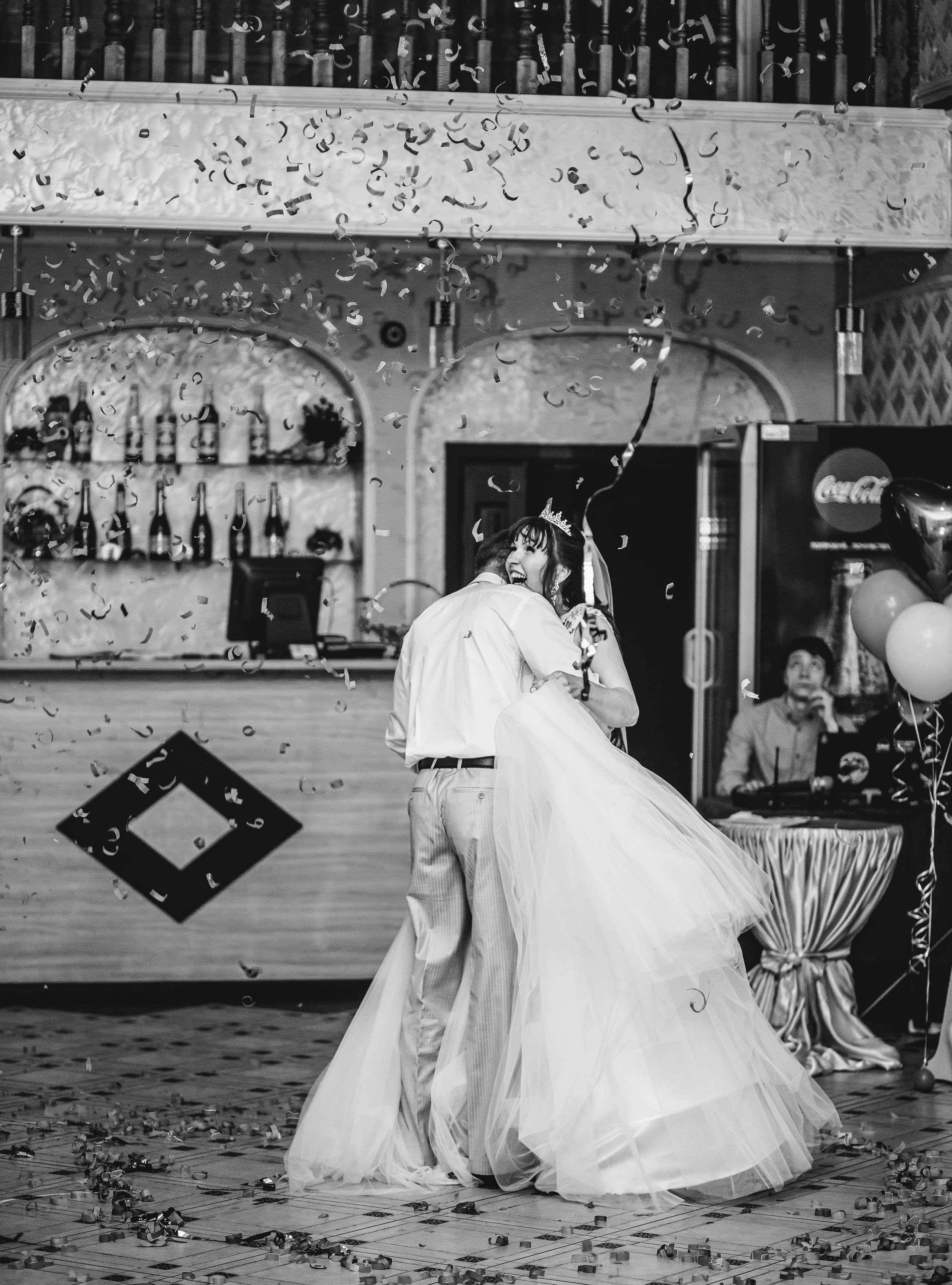 Невеста улыбается в ресторане свадебная фотосессия в уссурийске