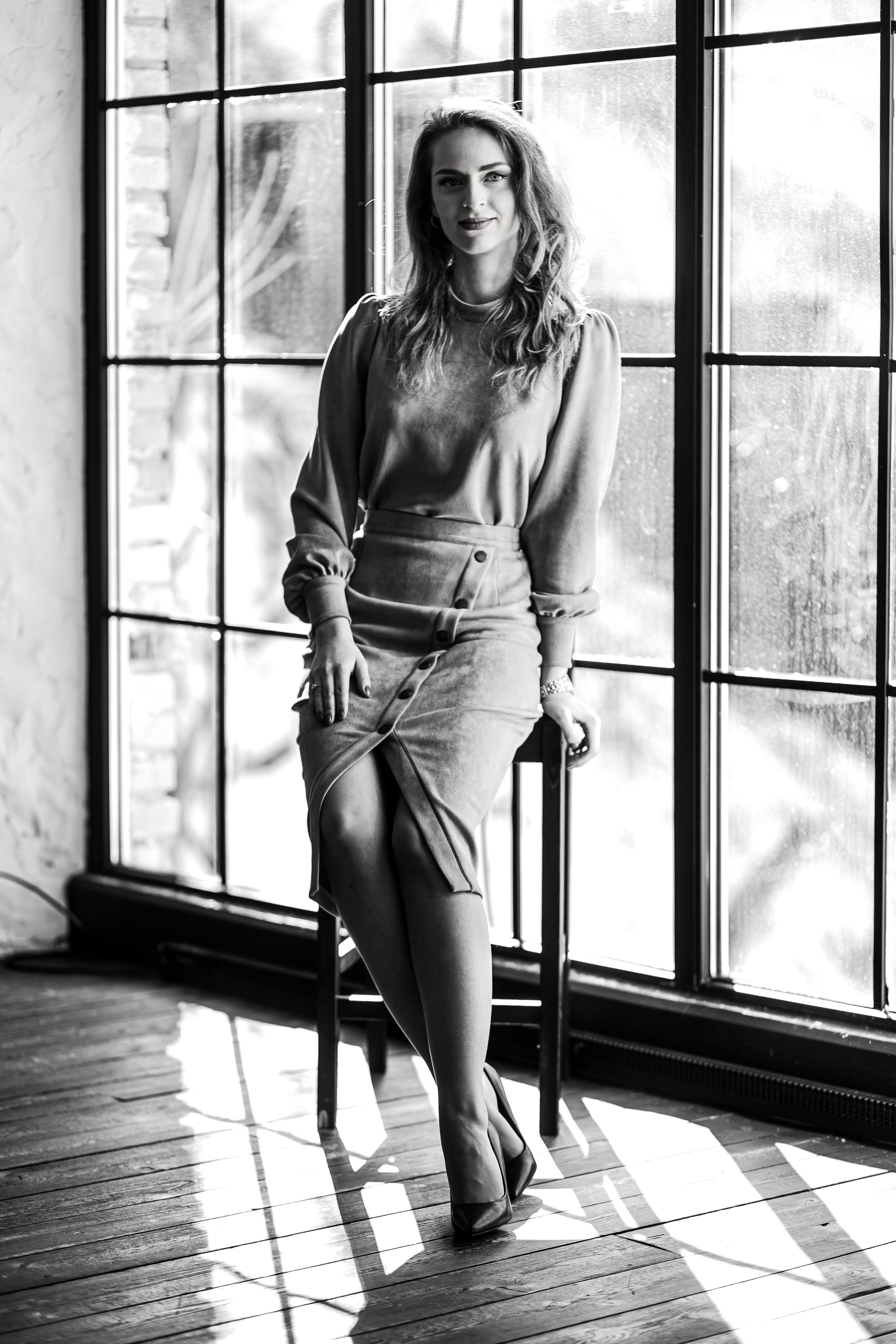 Стройная высокая модель на барном стуле фотосессия в студии