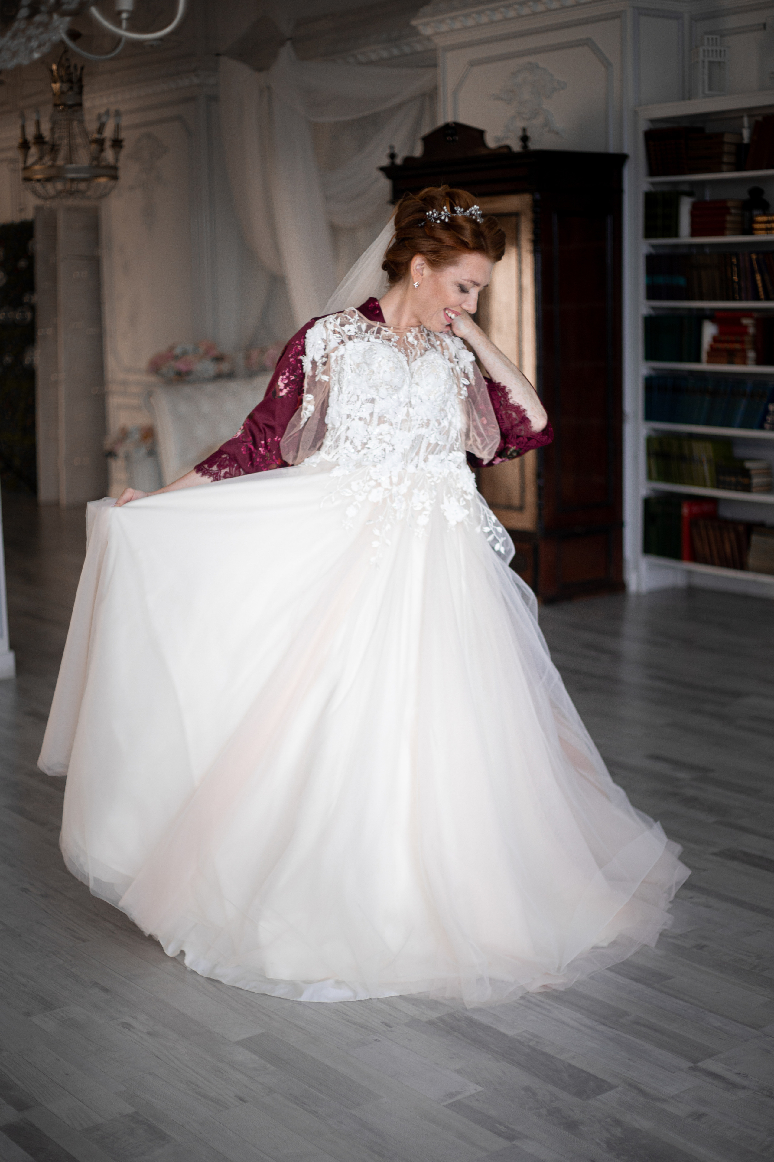 Рыжая невеста накинула платье сборы невесты в студии Photozone во Владивостоке сборы