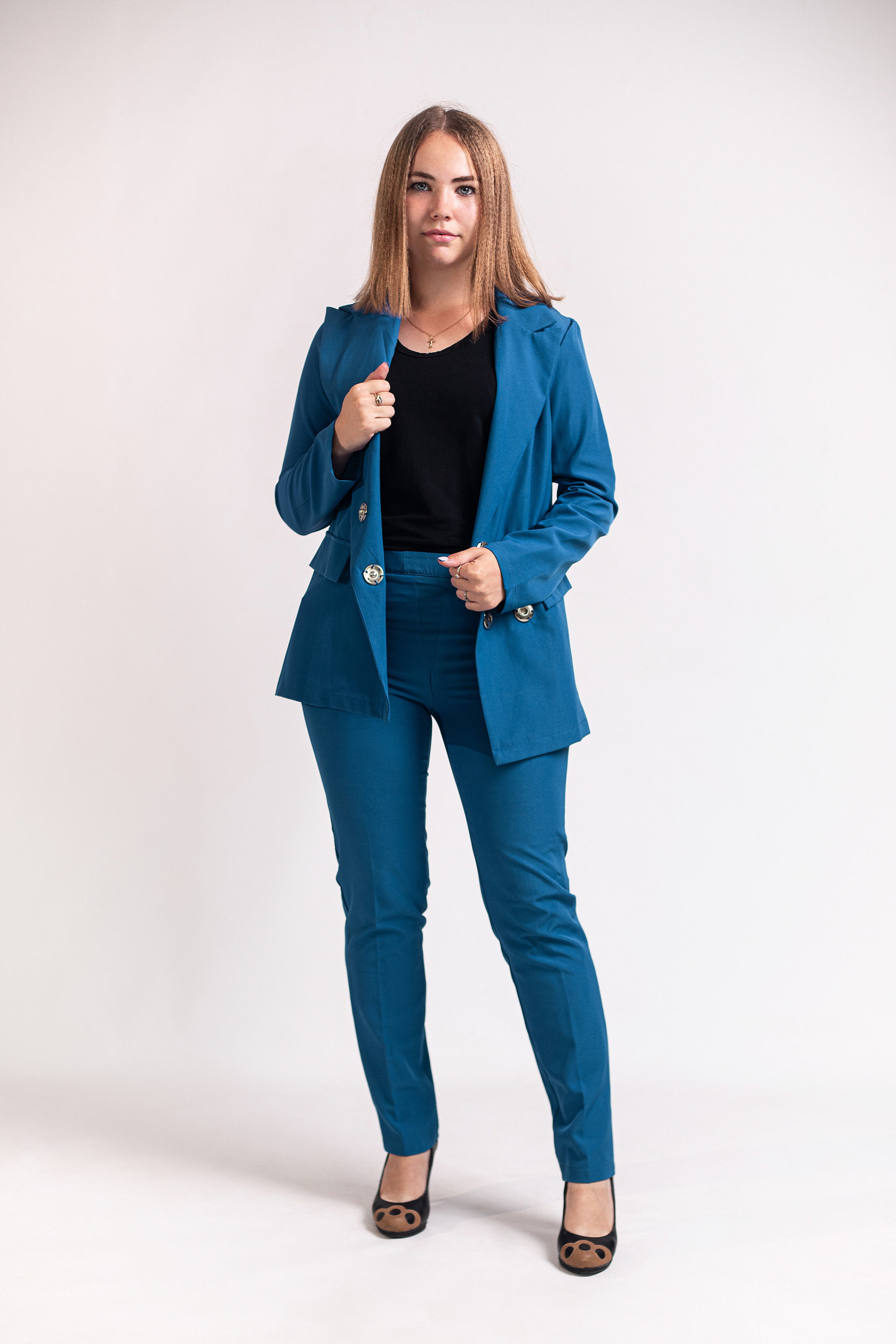 Стильная деловая фотография в синем женском костюме. Владивосток