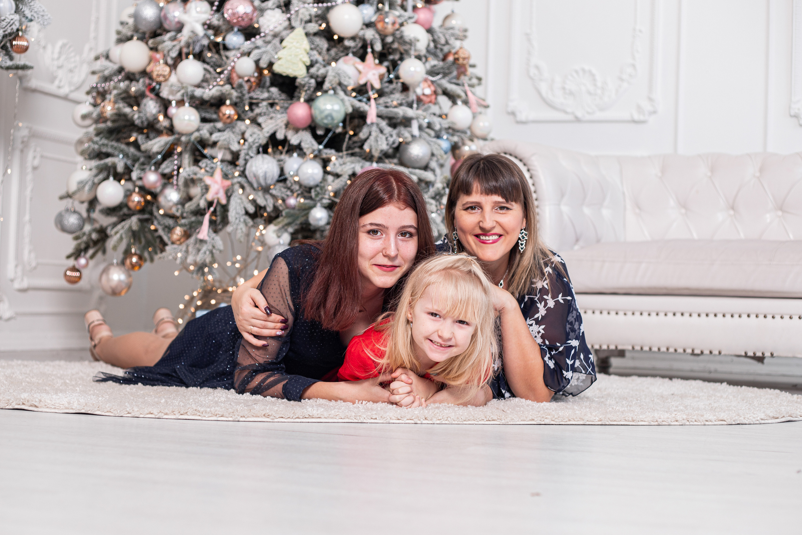 Мама с двумя дочерьми на полу новогодняя фотосессия во Владивостоке