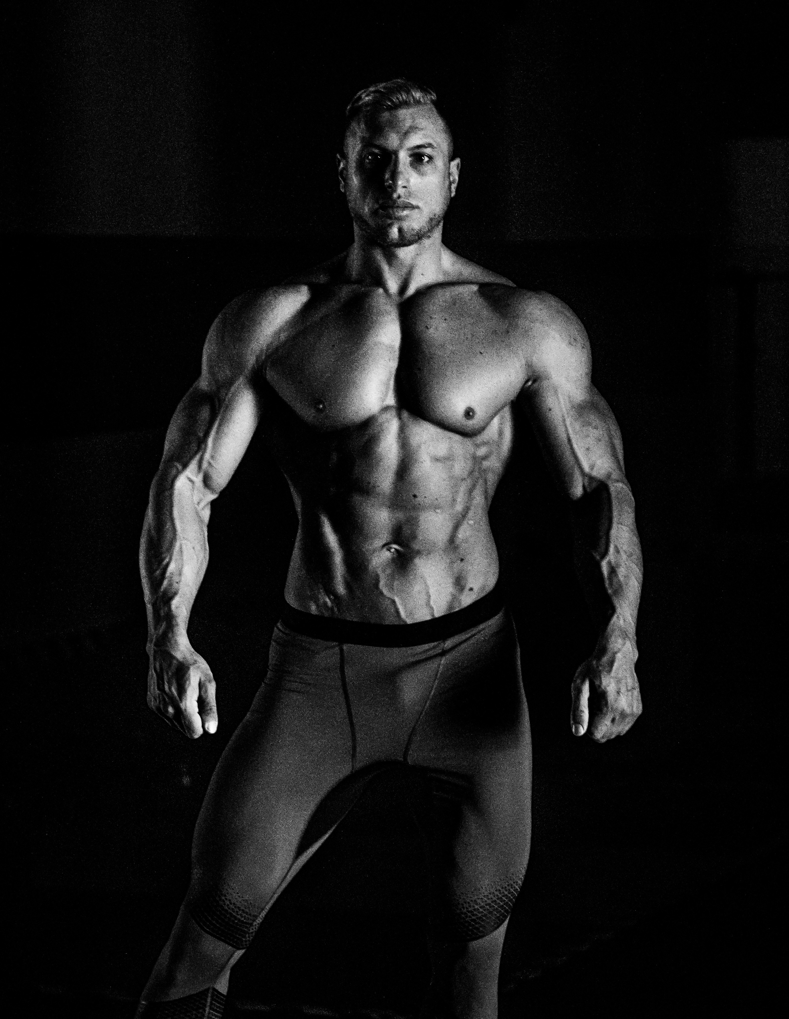 Чёрно-белая фотография культуриста. Фотограф Иван Тарасов
