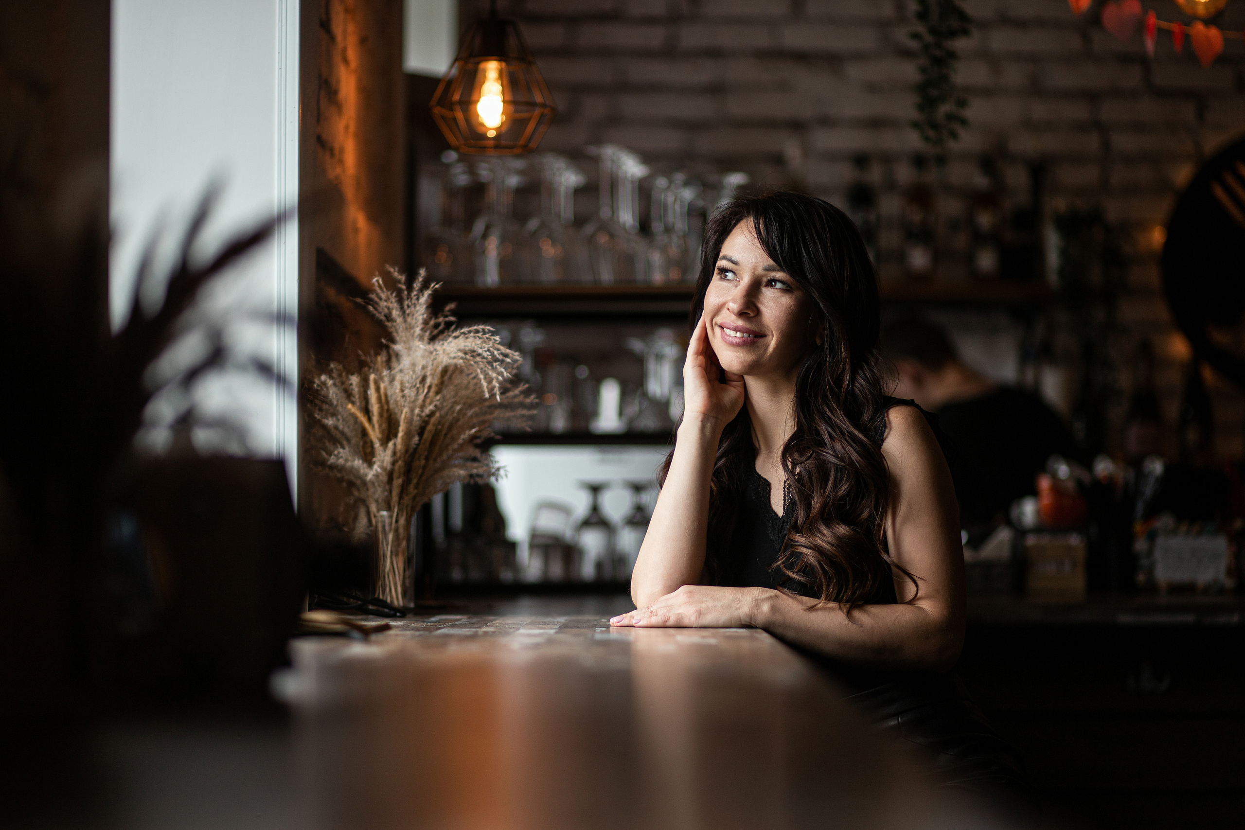 Девушка в кафе улыбается. Портретная фотография во Владивостоке
