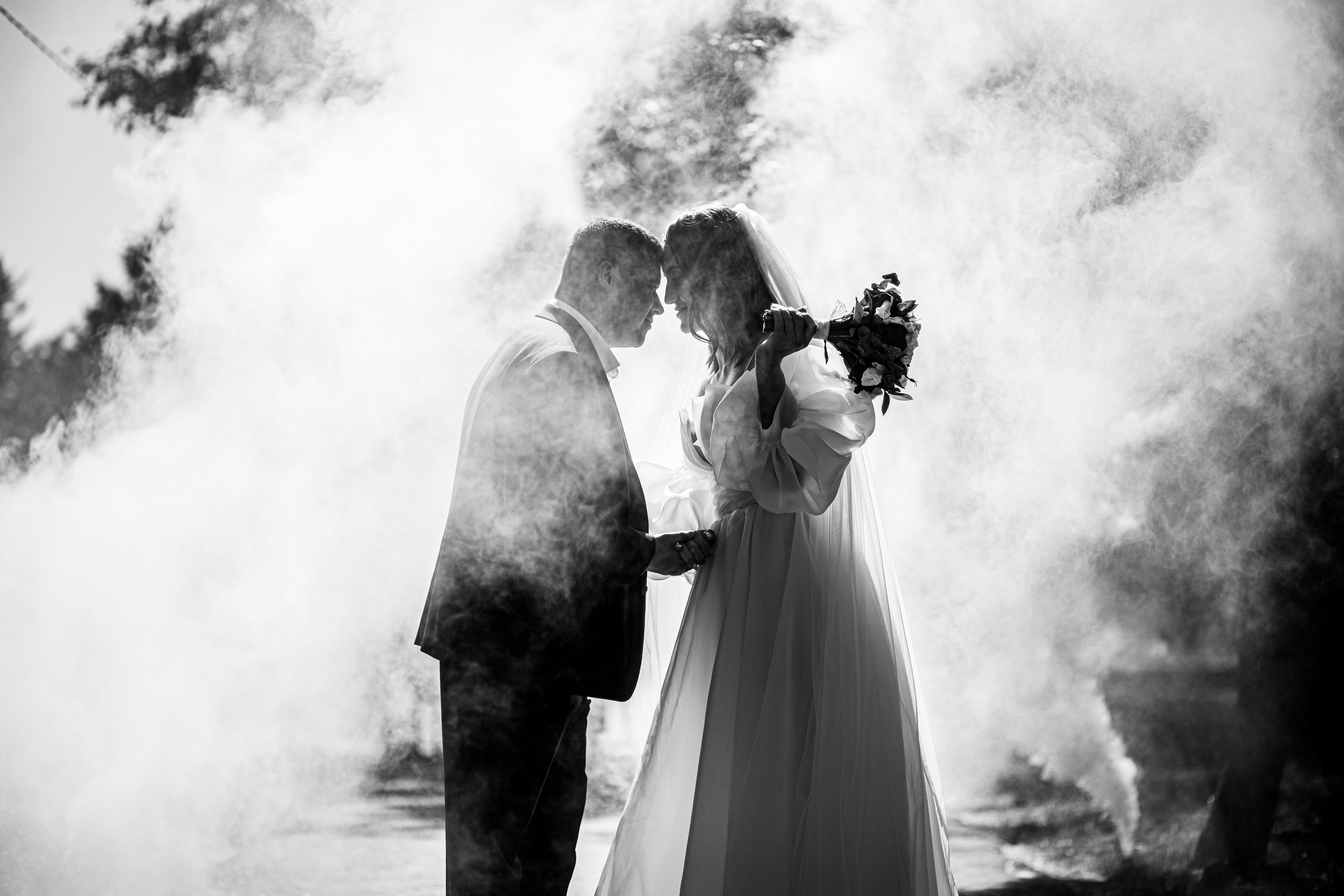 Молодожёны в белом дыму чёрно-белая фотография свадебный фотограф в Спасске-Дальнем