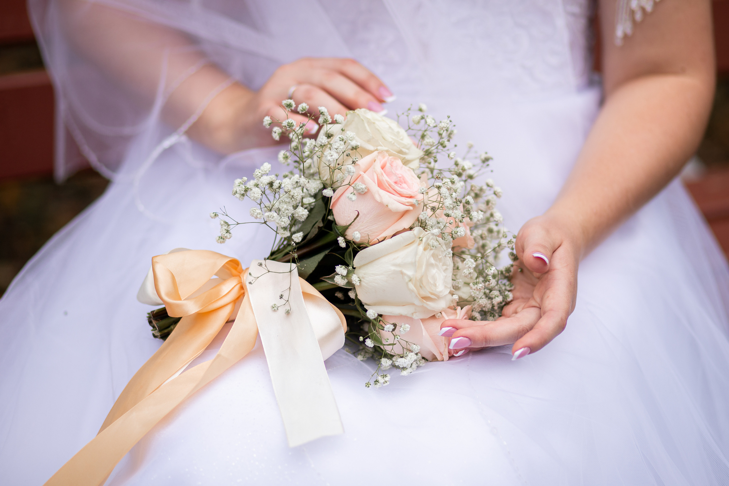 Руки невесты на букете. Свадебный фотограф в Находке