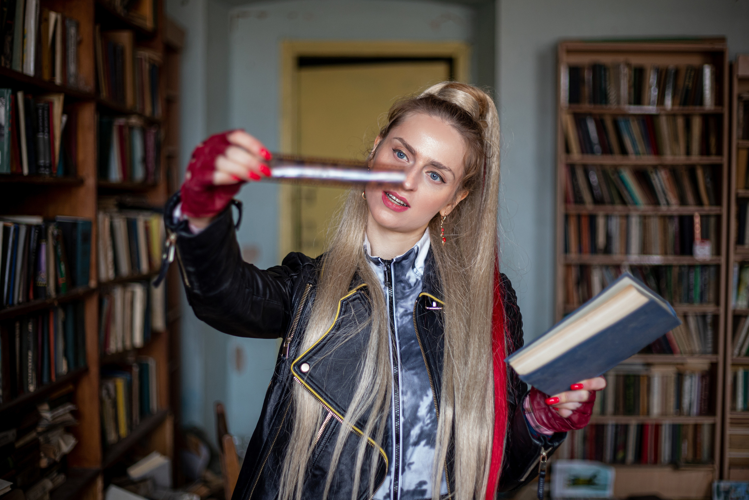 Девушка смотрит сквозь плёнку. Фотограф Иван Тарасов