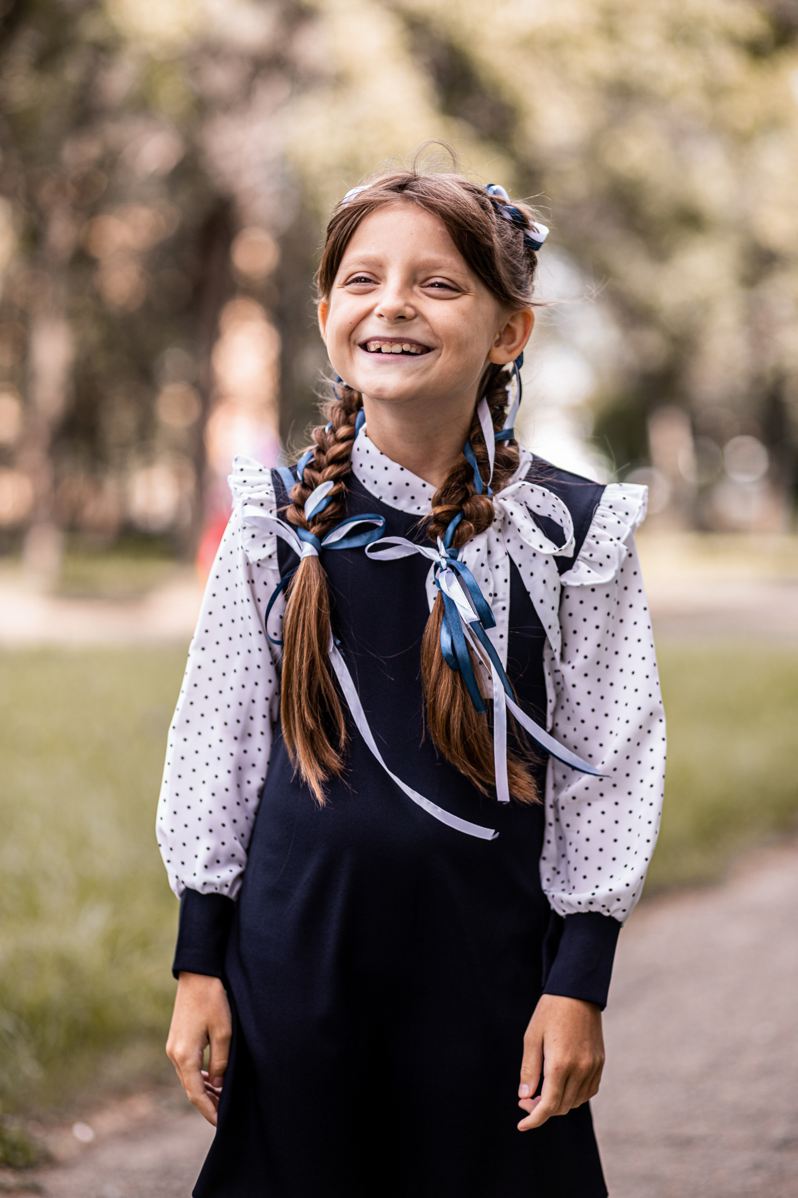 Школьная фотография стильная девочка смеётся. Школьный фотограф Находка