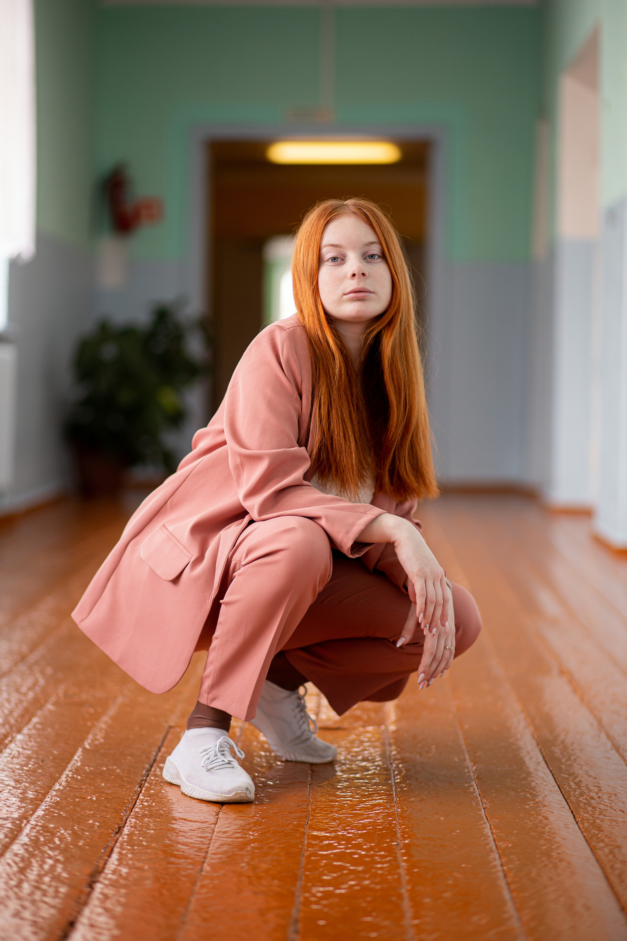 Школьная фотография рыжая девушка в коридоре на корточках. Фотосессия во Владивостоке