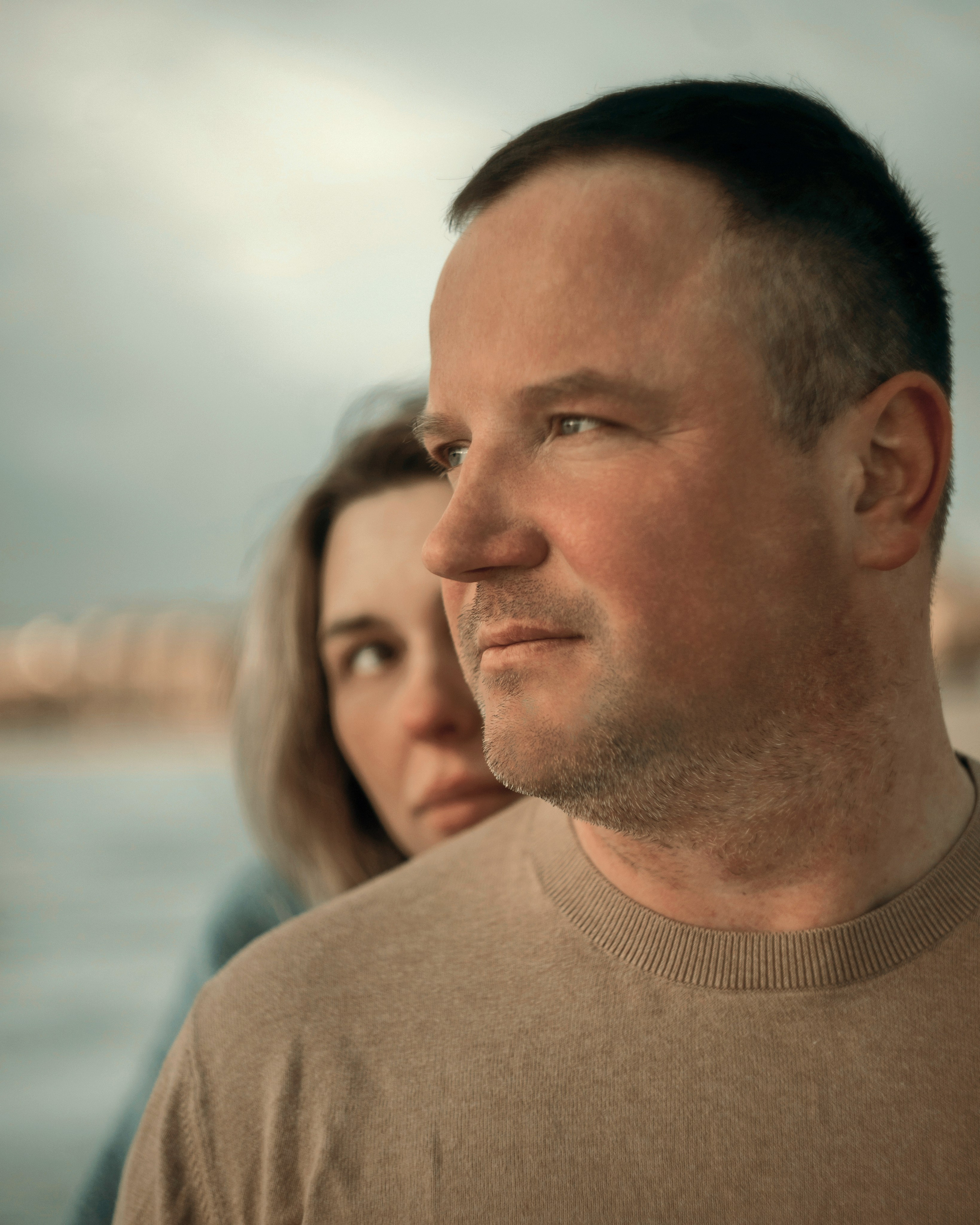 Художественный портрет мужчины в love story съемке, авторская фотосессия пары у воды в Санкт-Петербурге с кинематографичной глубиной