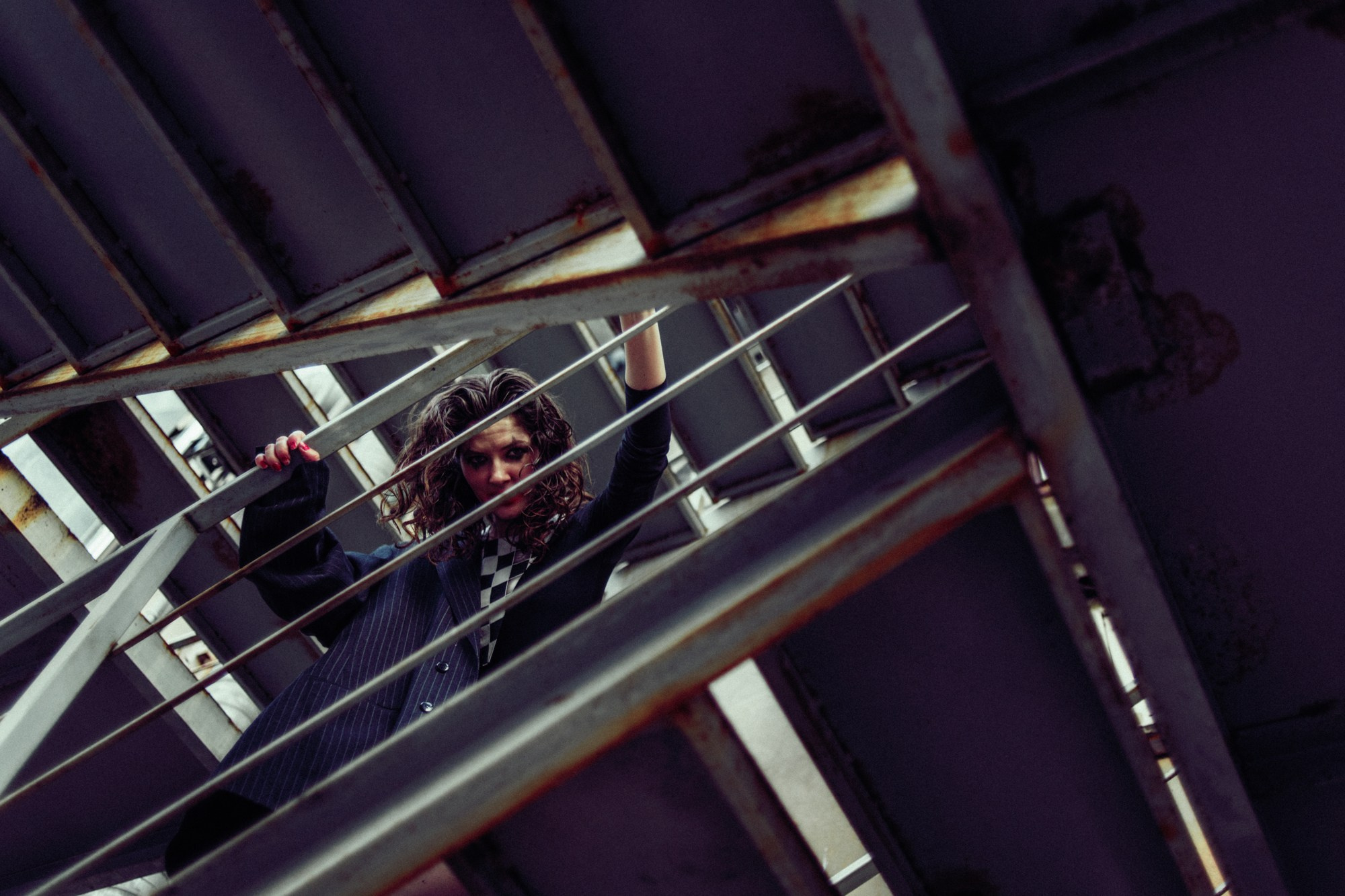 Геометрия городских лестниц, уличный портрет в закоулках Тюмени