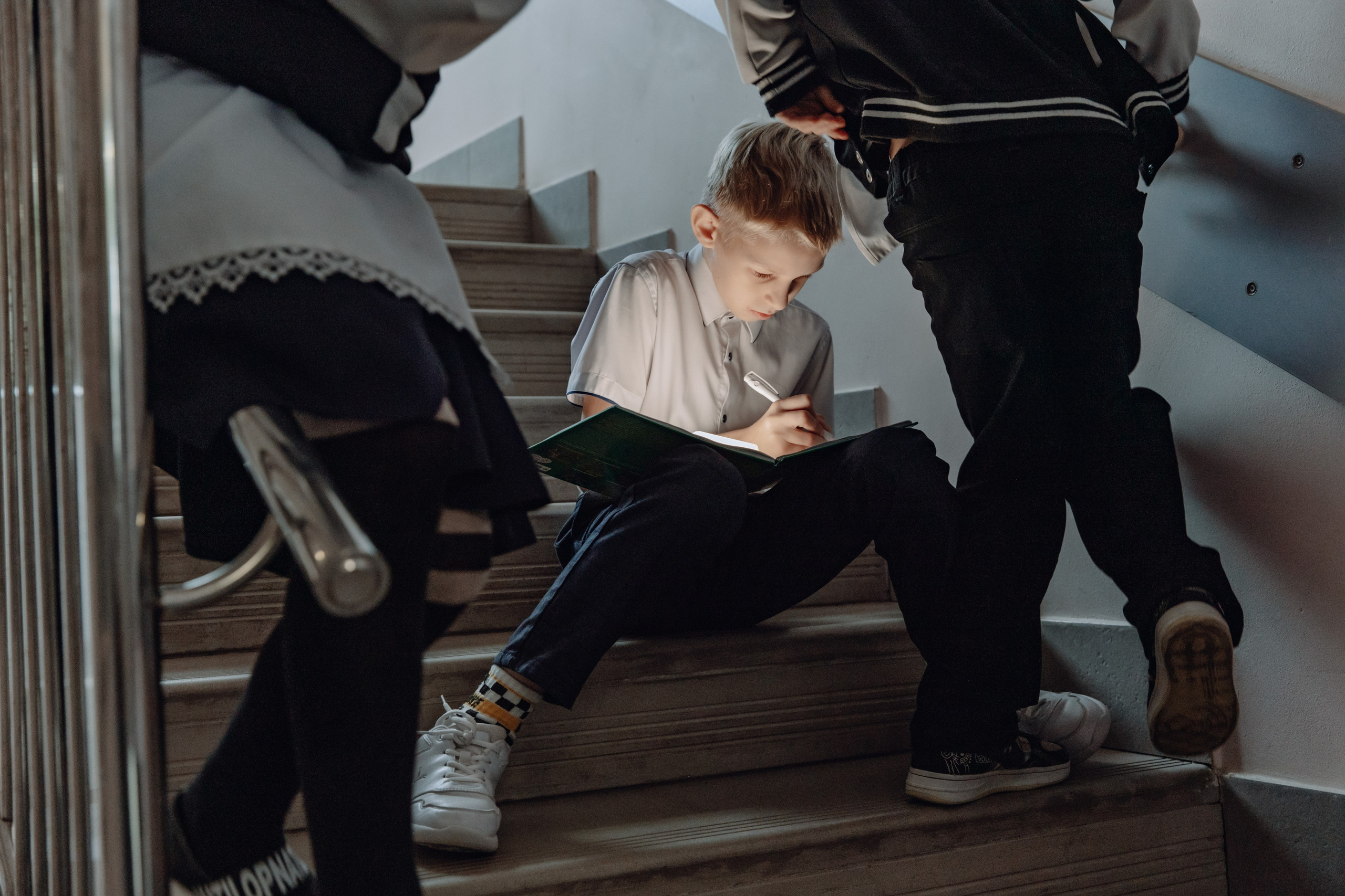 Школьные альбомы в Чернянке. Фотограф Максим Никонов