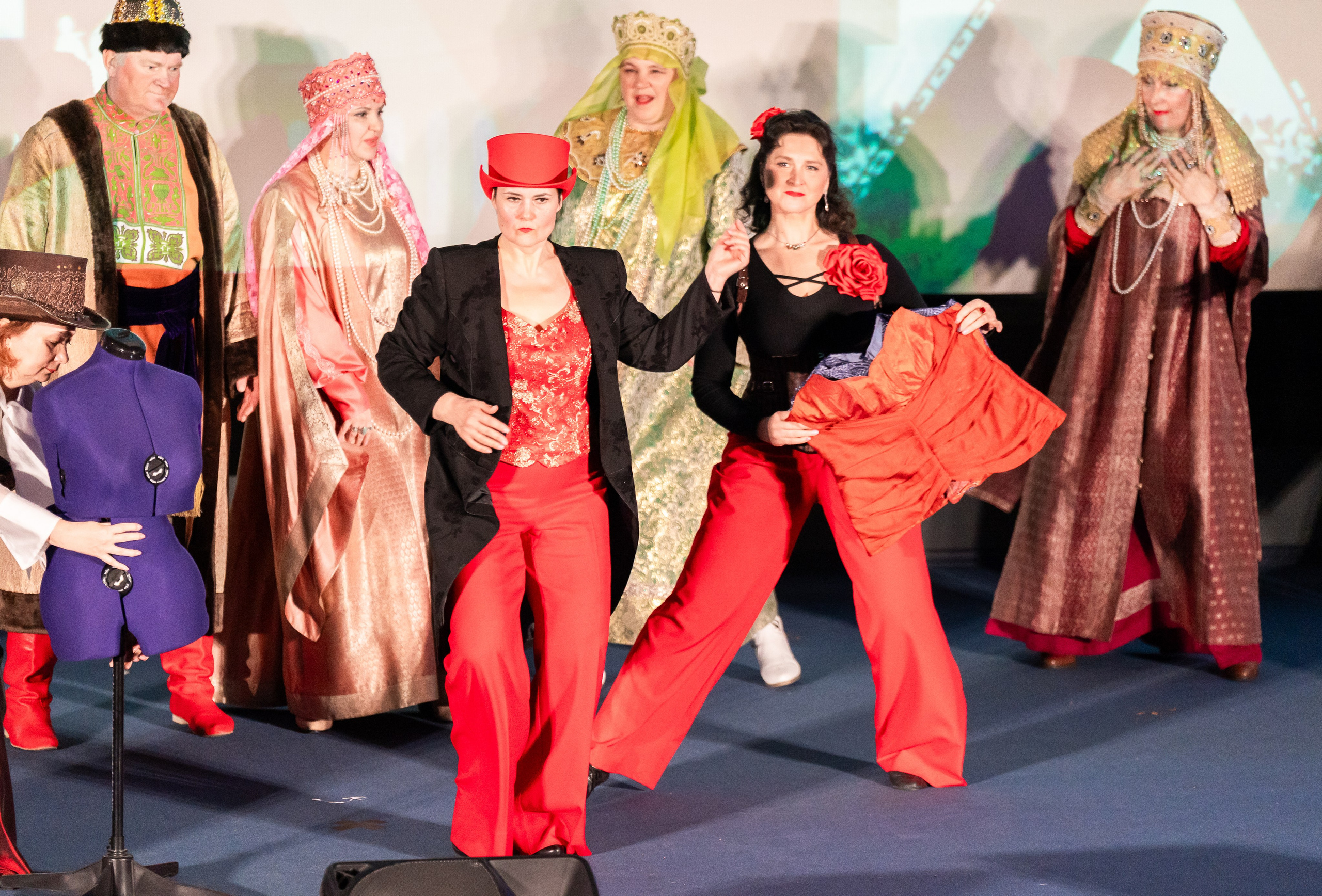 Участники фестиваля демонстрируют народные и стилизованные костюмы с реквизитом. «Сохраняем традиции», Санкт-Петербург, 2026. Фото: Мальцев Евгений.