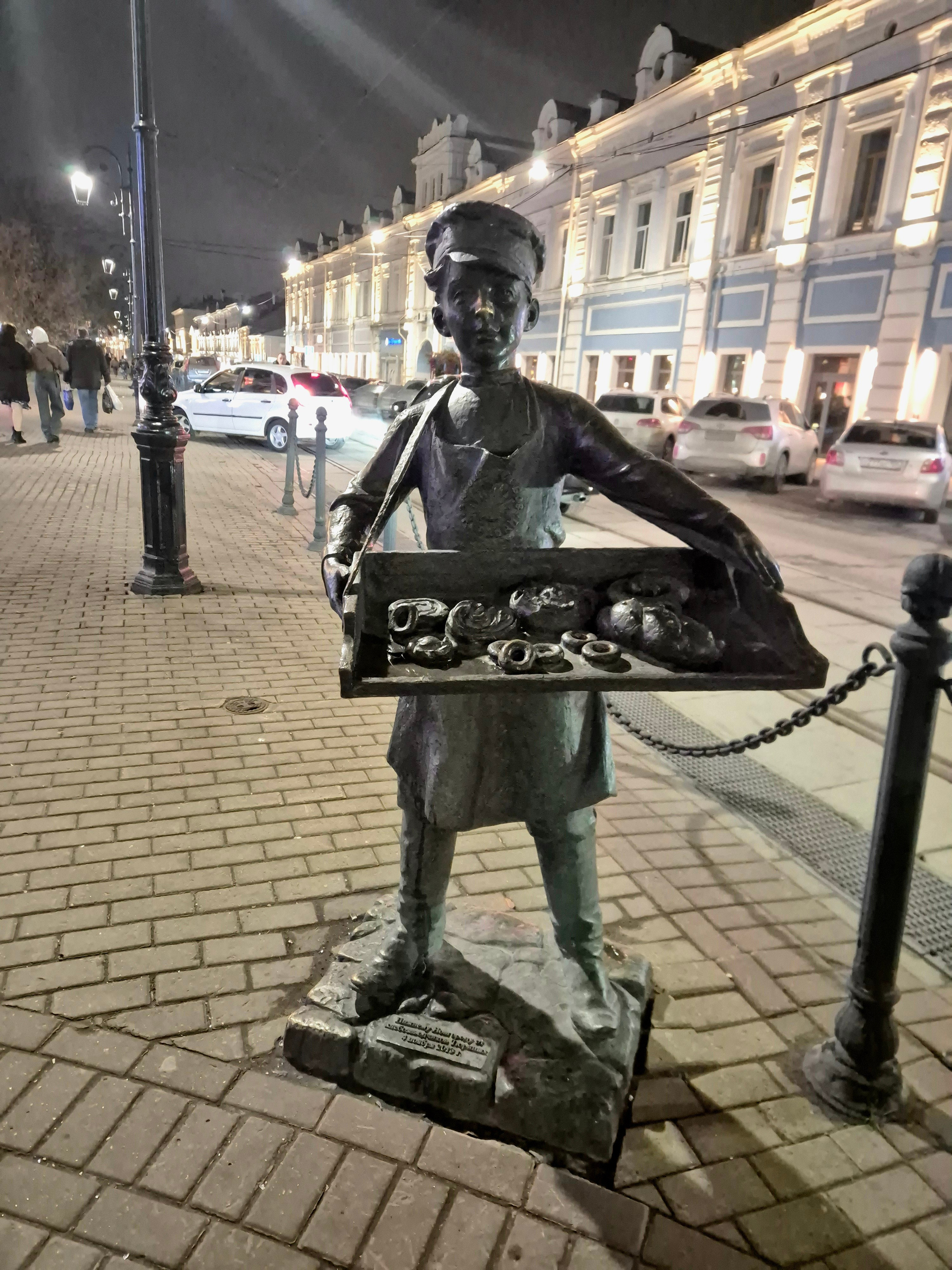 В городе много таких ростовых тематических жанровых скульптур