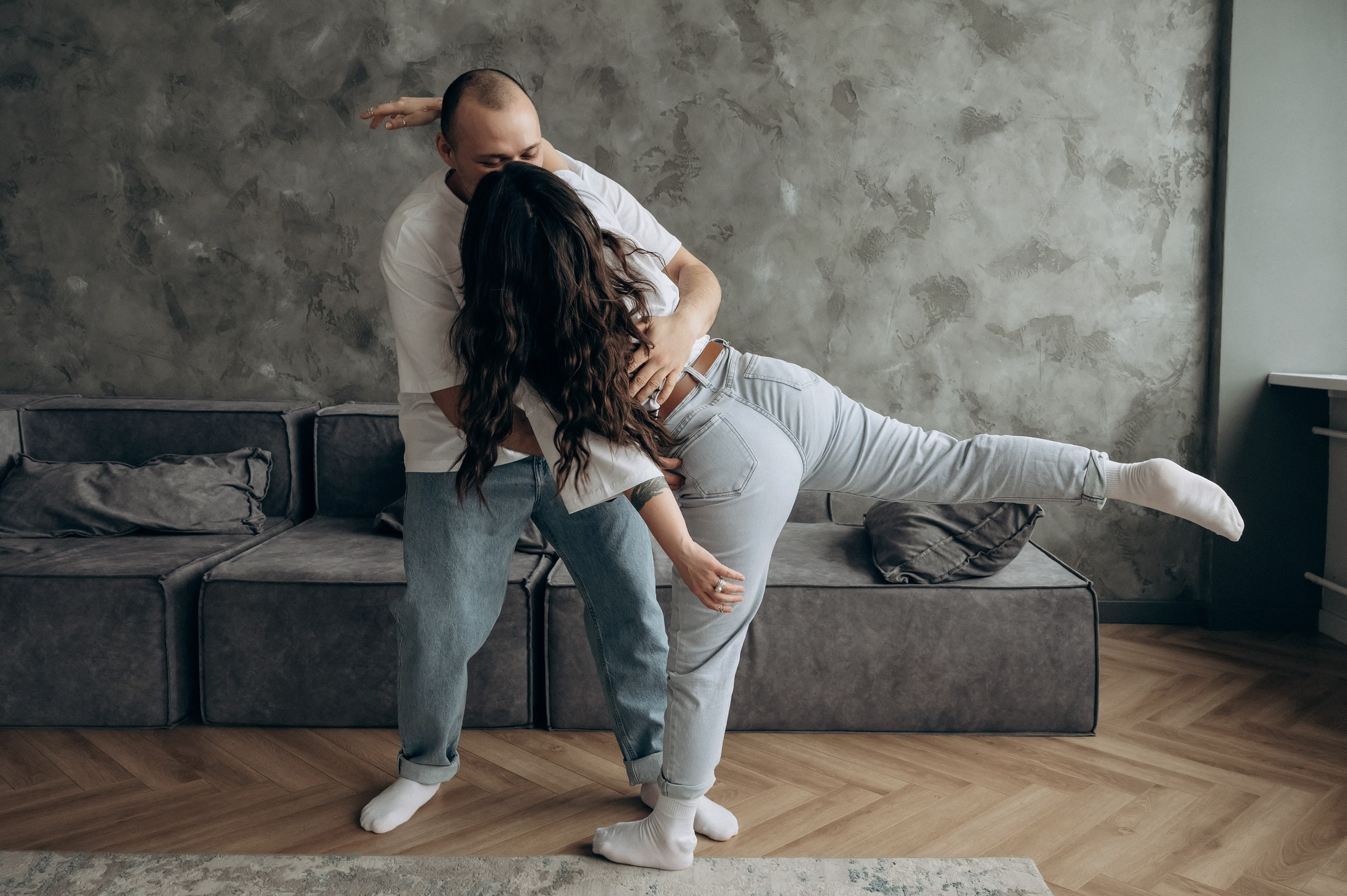 Веселая и живая фотосессия для двоих в фотостудии в Мытищах. Свадебный и семейный фотограф Виктория Носачёва. Щелково, Москва и МО