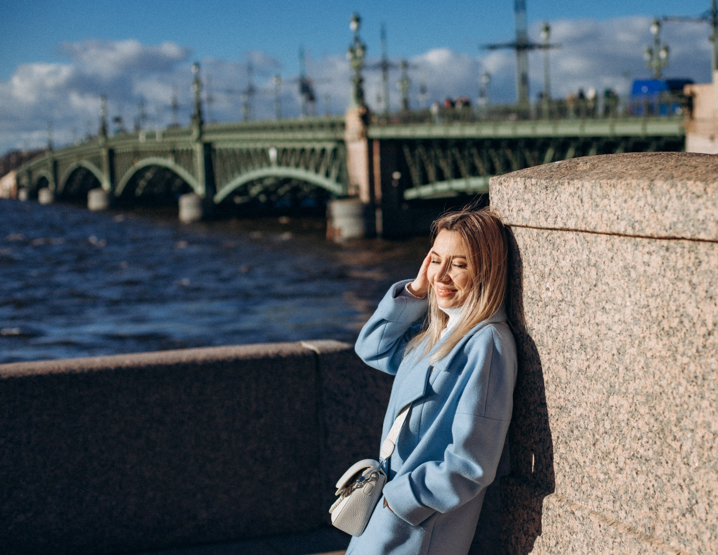 Анастасия с подругами в апреле. Фотопрогулка в Петербурге. Индивидуальный и семейный фотограф в Санкт-Петербурге