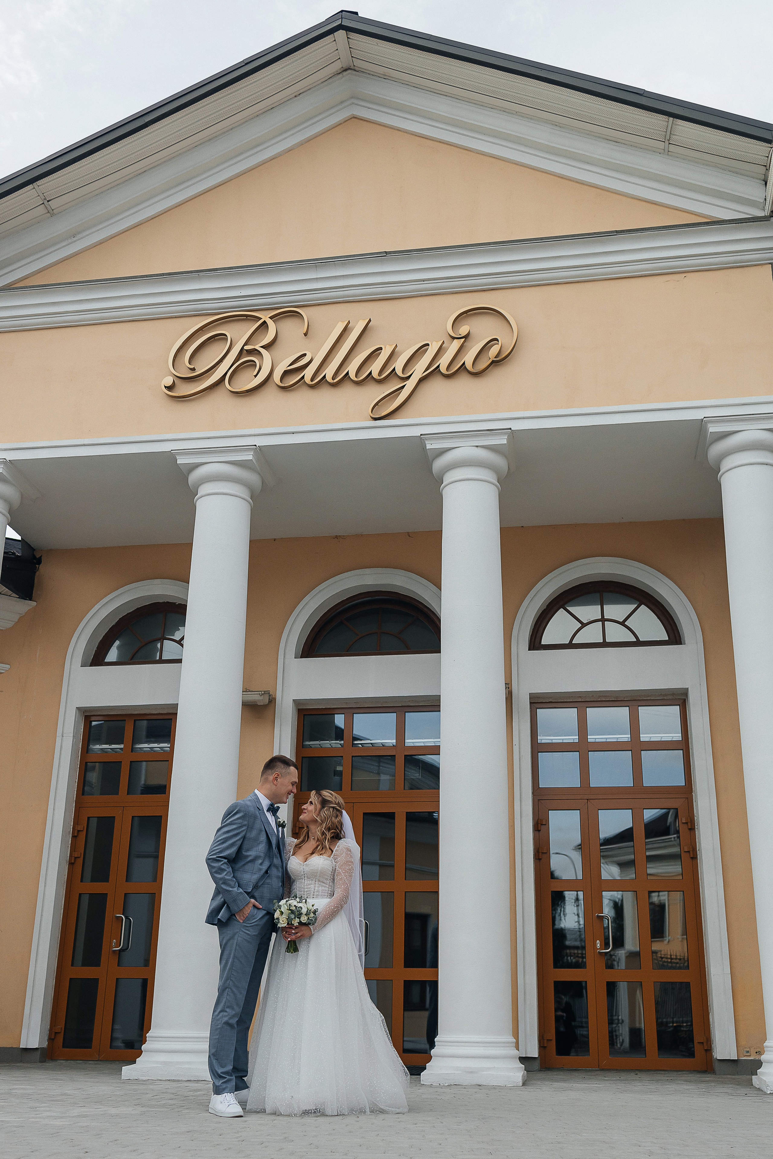 Трогательная выездная церемония в уютном дворике отеля. Олег Сверчков | Свадебный фотограф Вологда