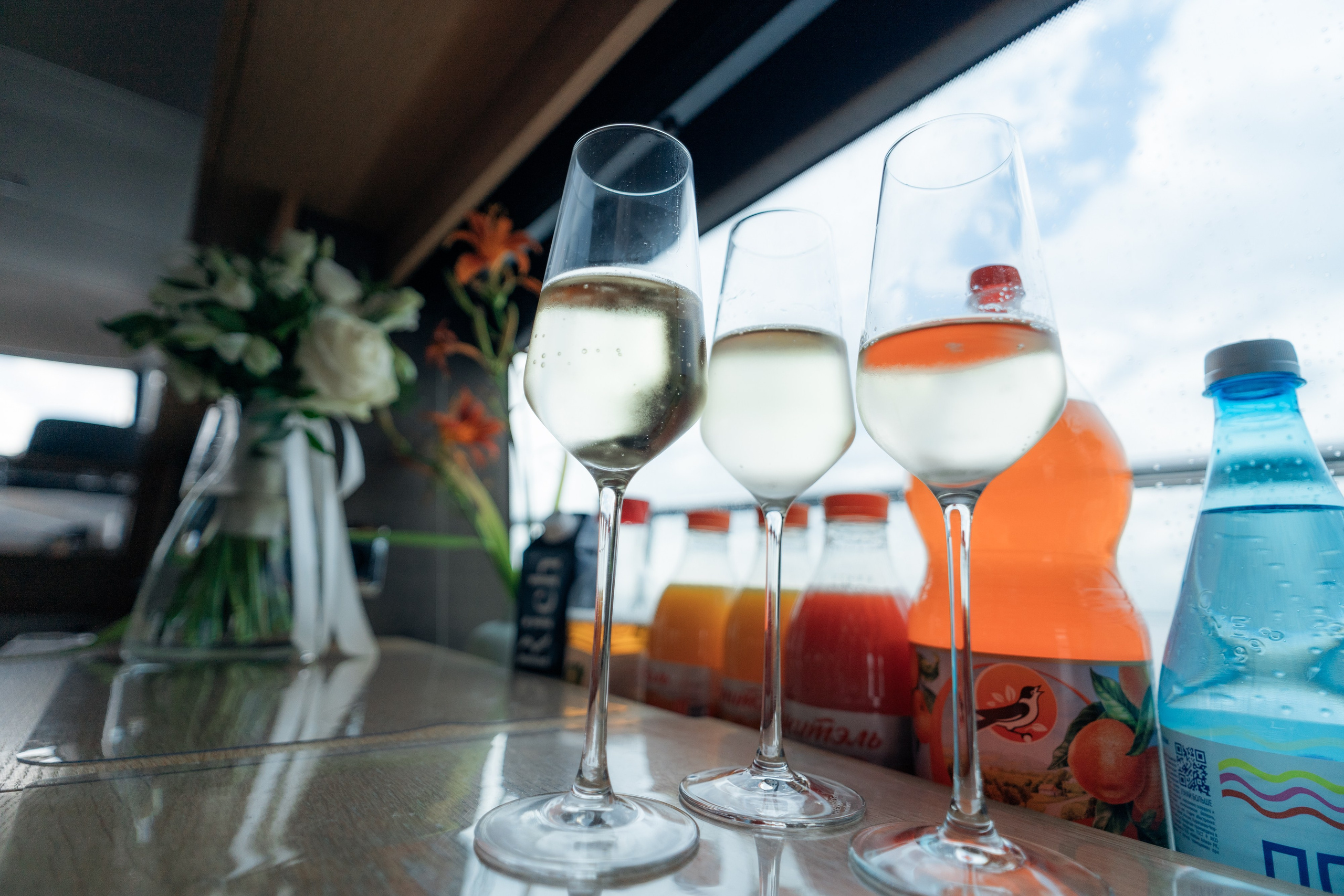 Свадебная фотосессия в Эрмитаже и на катере. Свадебный фотограф Александр Невский в Санкт-Петербурге