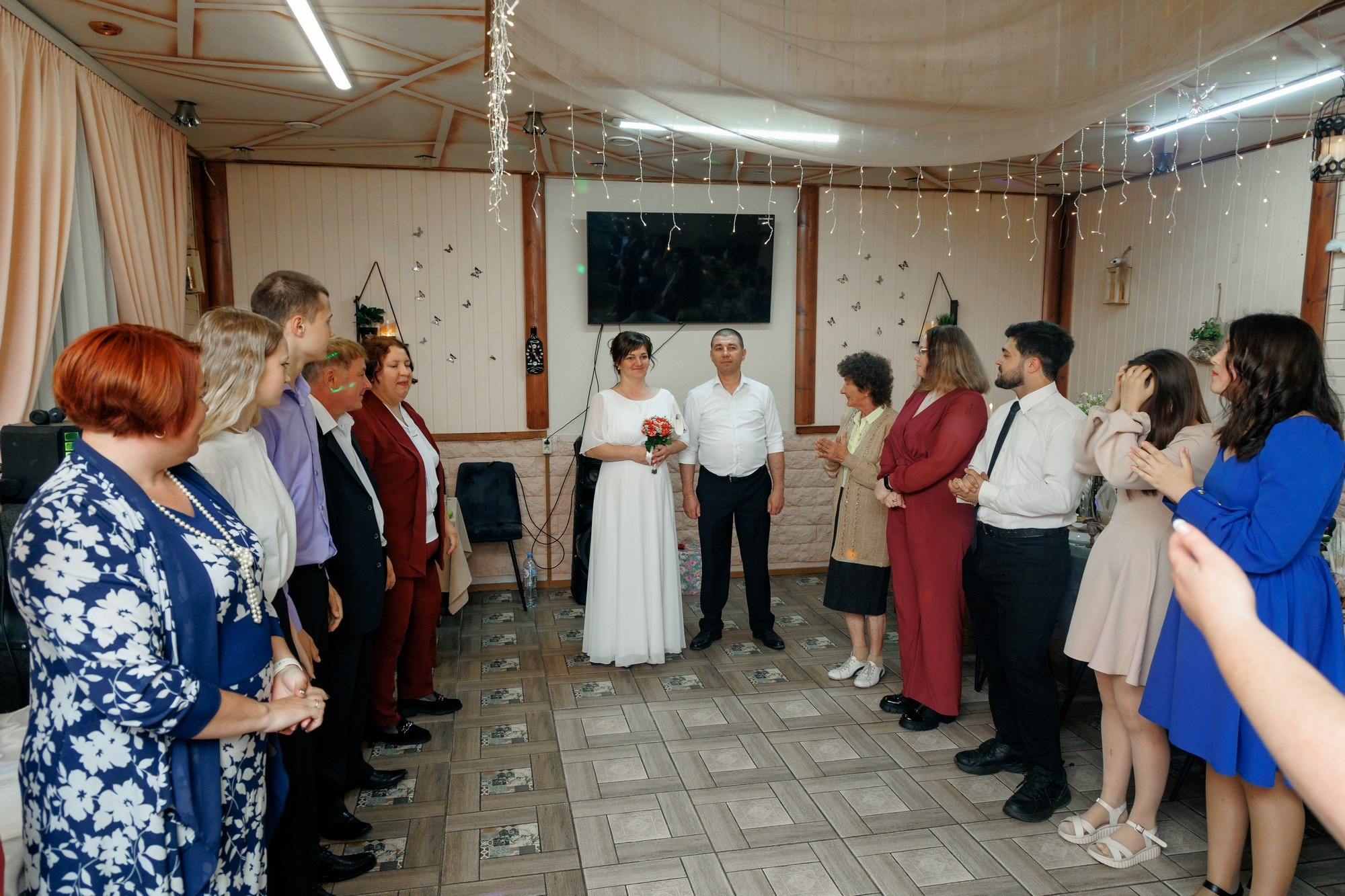 Илья и Виктория свадебный банкет в кафе. Свадебный и семейный фотограф в г. Волхов Алексей Кочерыжкин