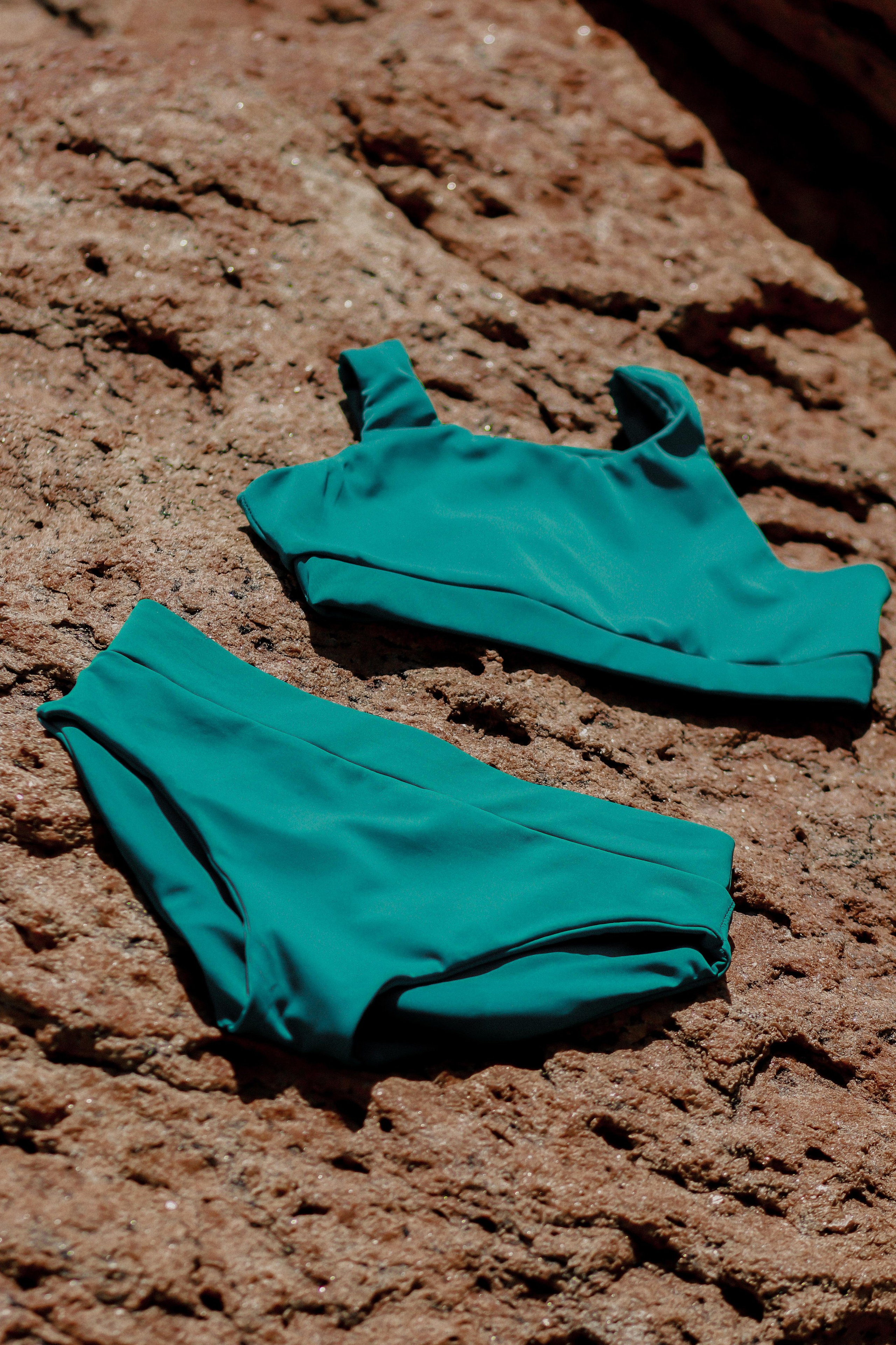 Коллекция купальников для серфинга. Фотограф на Шри-Ланке