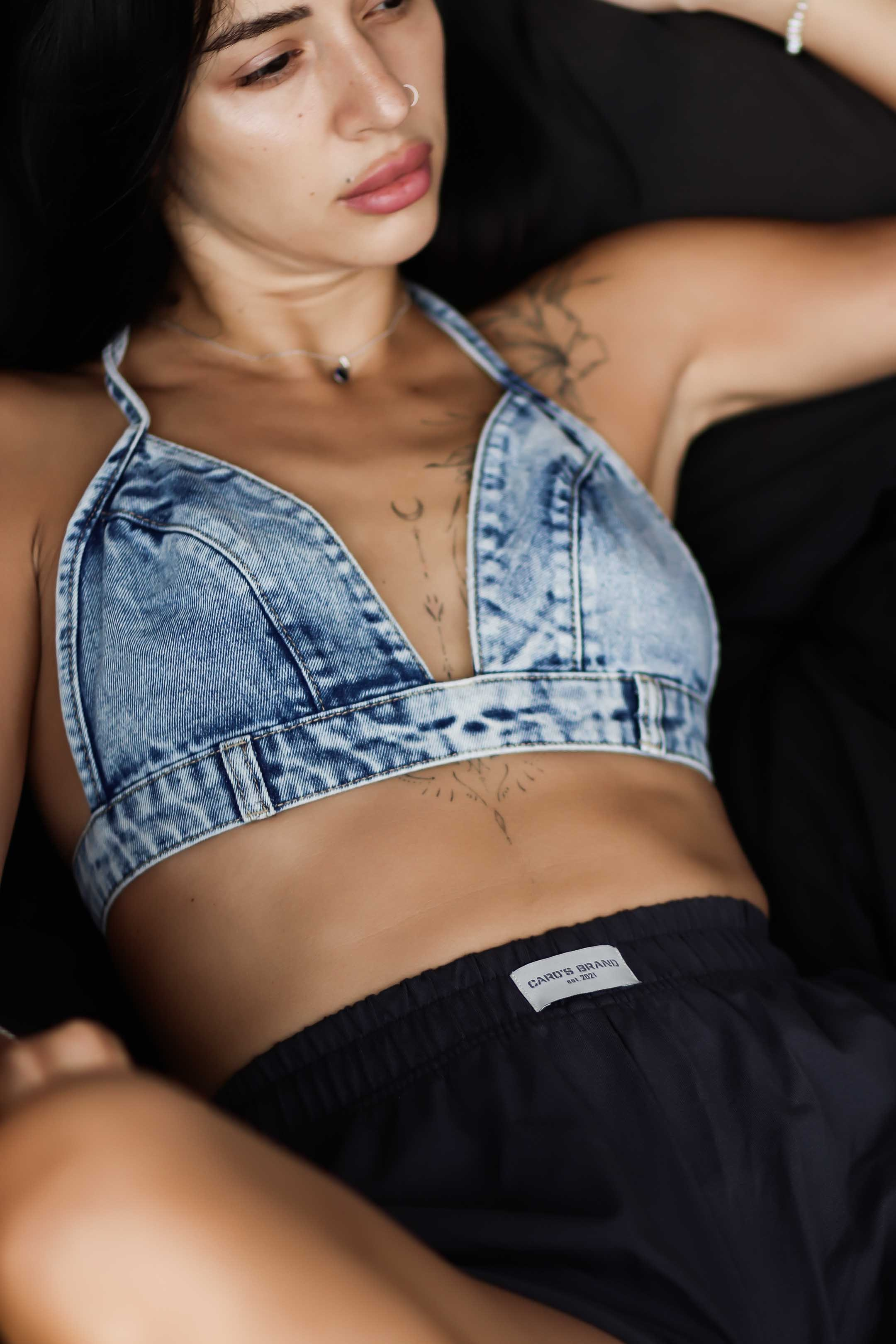 Коллекция купальников бикини. Фотограф на Шри-Ланке