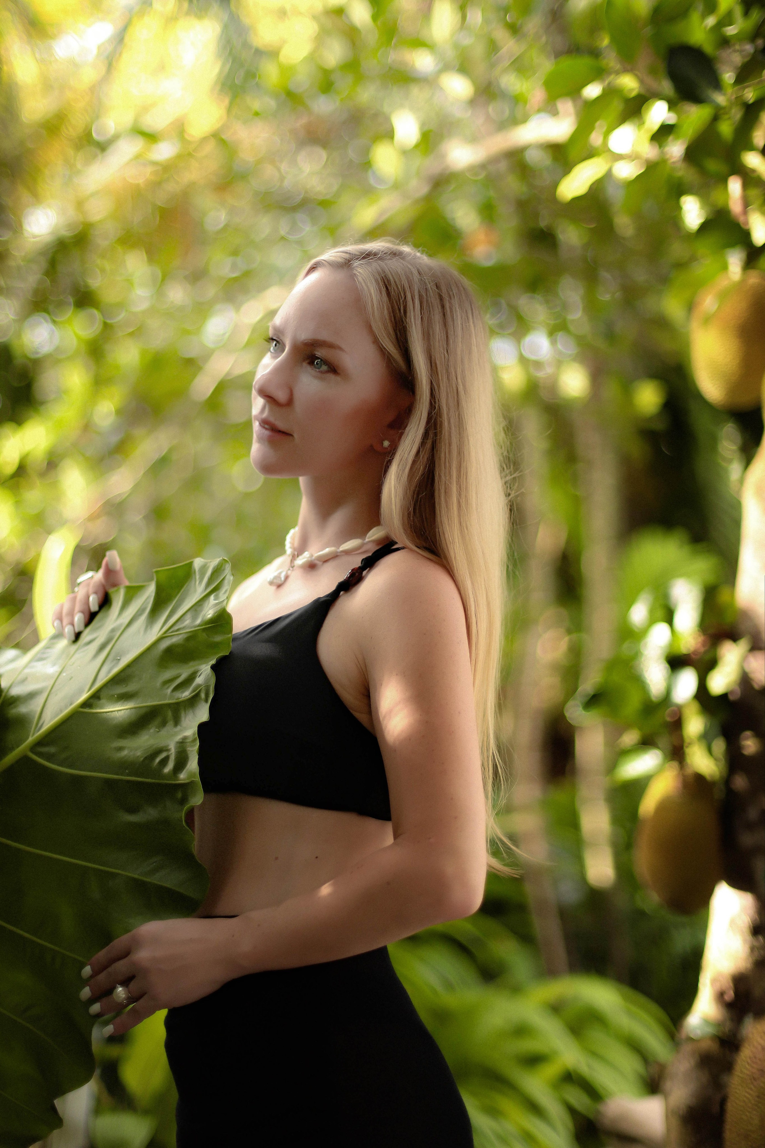 Девушка на вилле Brisa Ahangama — Стильная фотосессия в зелени и у бассейна | Шри-Ланка. Фотограф на Шри-Ланке